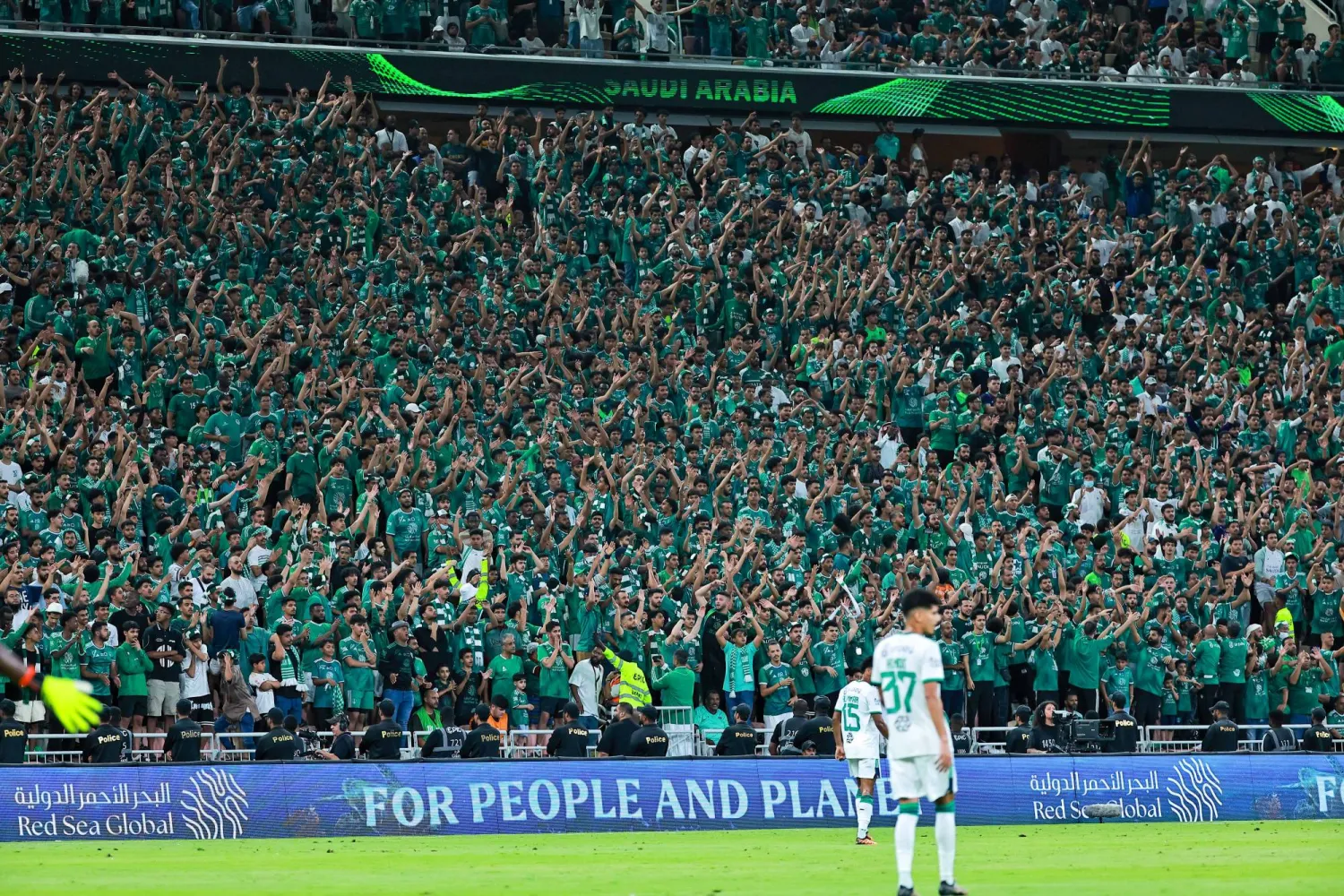 جماهير الأهلي تعتبر من الأكثر حضوراً في الدوري لكن يعيب قلة منها التصرفات غير المنضبطة (محمد المانع)