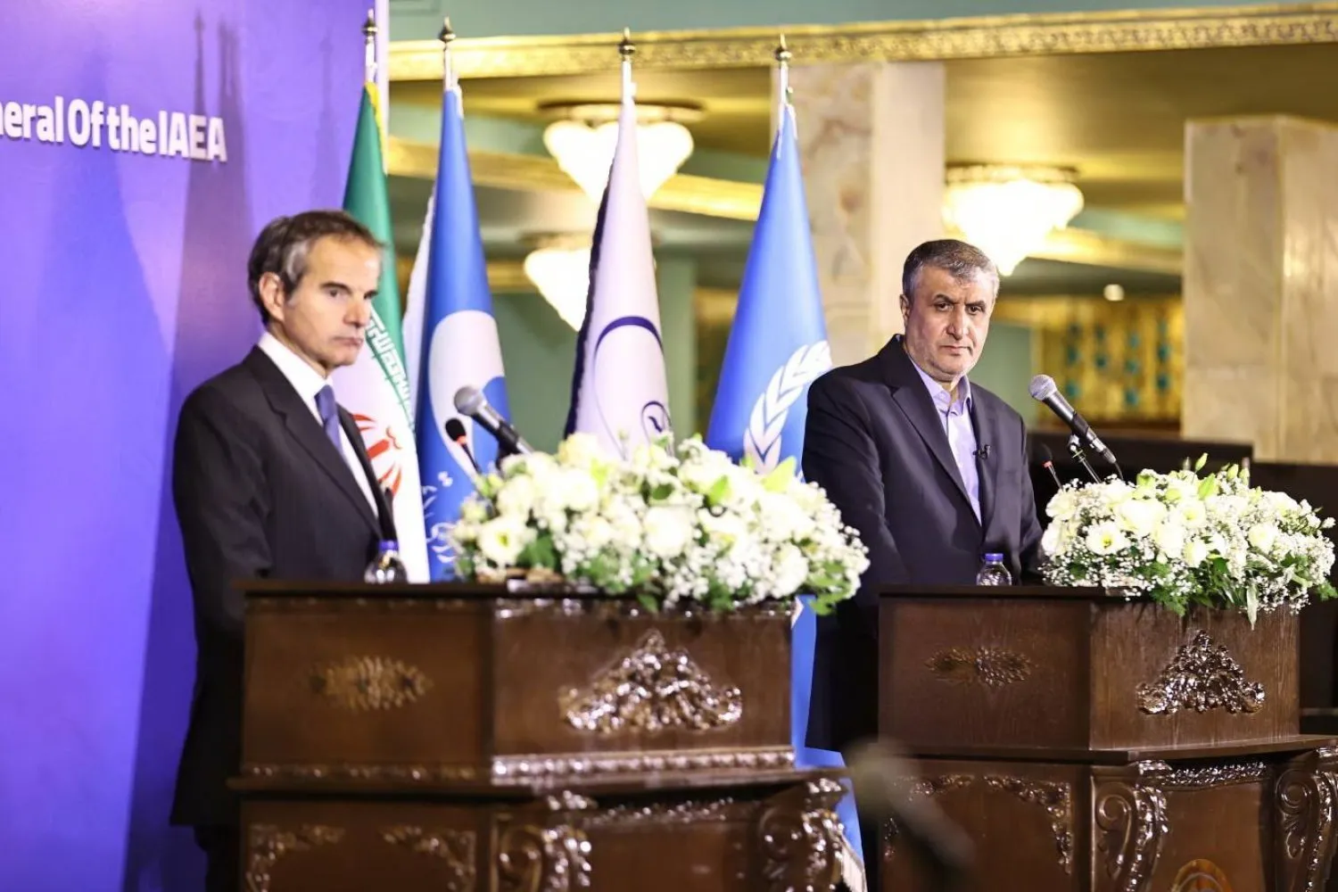 Uluslararası Atom Enerjisi Ajansı (UAEA) Direktörü Rafael Grossi ve İran Atom Enerjisi Kurumu Başkanı Muhammed İslami İsfahan'da düzenledikleri basın toplantısında (AFP)