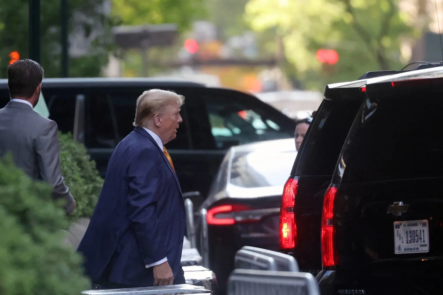  Eski ABD Başkanı Donald Trump, mahkemeye gitmek üzere Manhattan'daki evinden ayrılırken (AFP