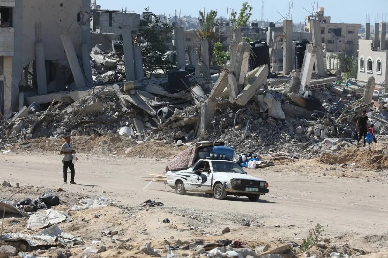 07 May 2024, Palestinian Territories, Khan Younis: Displaced Palestinians arriving in Khan Younis with their belongings after leaving Rafah in the southern Gaza Strip due to an evacuation order by the Israeli army. (dpa)