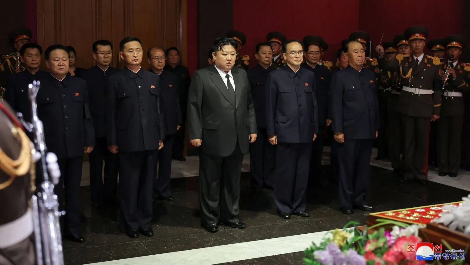 Kuzey Kore lideri Kim Jong-un ve üst düzey yetkililer Pyongyang'daki cenaze töreni sırasında (AFP)