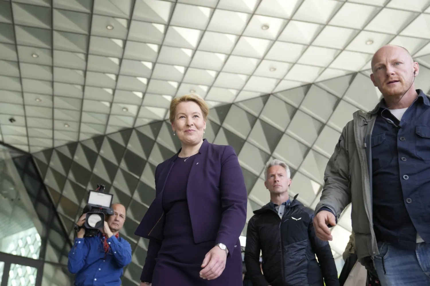 عمدة برلين السابقة فرانسيسكا غيفاي محاطة برجال أمن بعد يوم على تعرضها لاعتداء داخل مكتبة في العاصمة الألمانية (أ.ب)