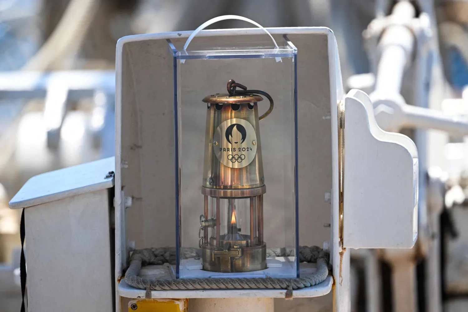 الشعلة يبلغ ارتفاعها 70 سنتيمتراً وتزن 1.5 كيلوغرام (أ.ف.ب)