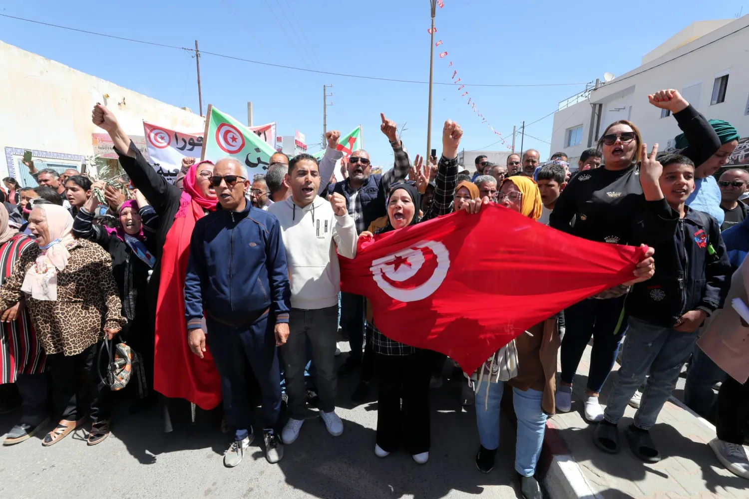 تونسيون يتظاهرون في وسط مدينة العامرة ضد نزوح الآلاف من المهاجرين السريّين إلى مدينتهم (إ.ب.أ)