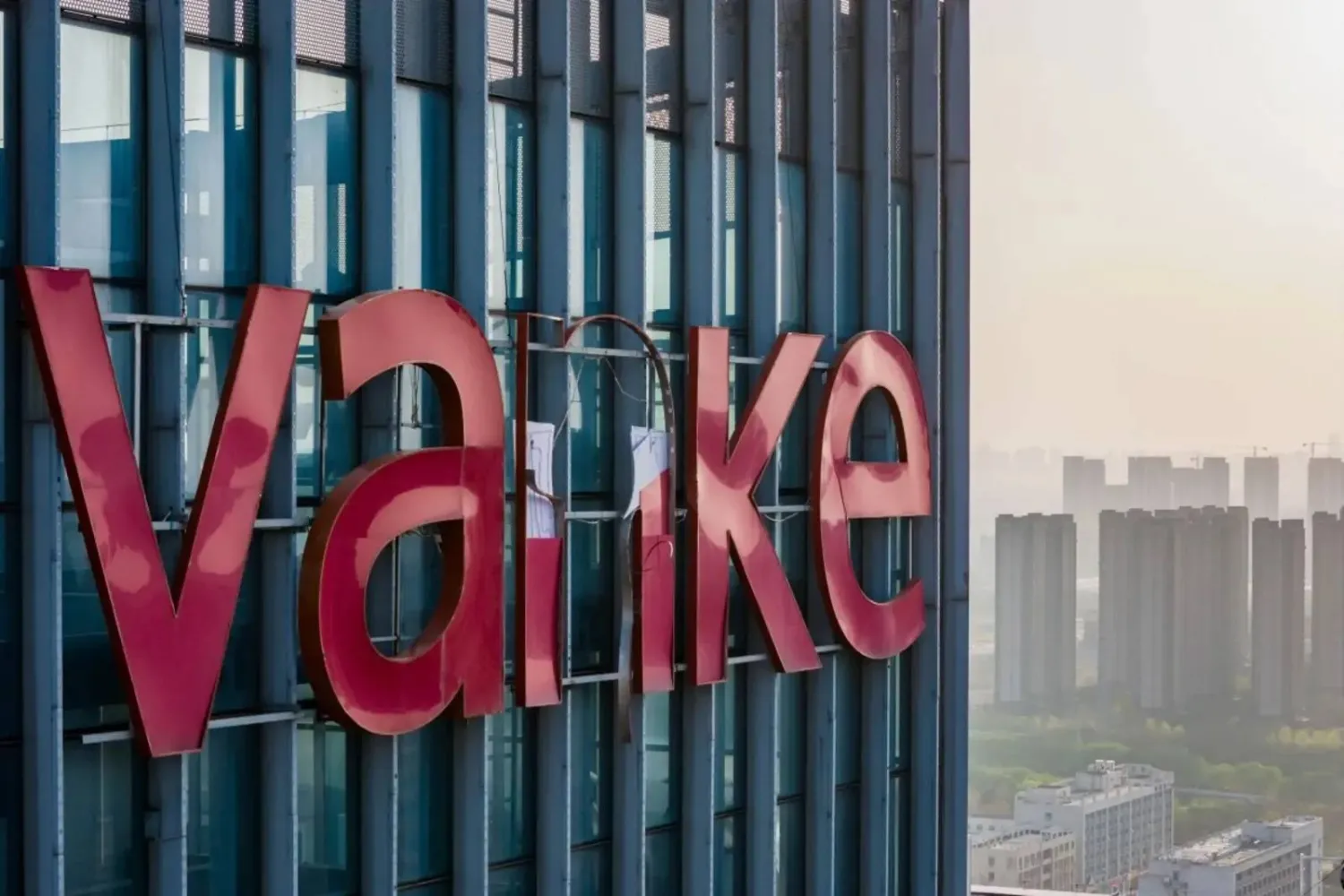 مقر شركة «تشاينا فانكه» للتطوير العقاري في مدينة شنتشن الصينية (أ.ف.ب)