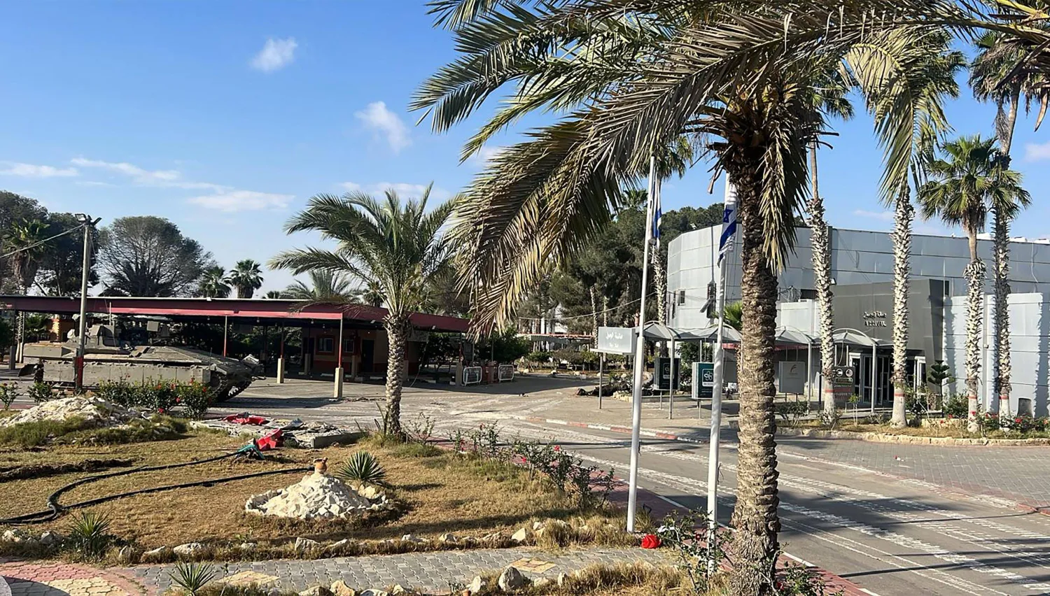 صورة من الجانب الفلسطيني من معبر رفح الحدودي بين غزة ومصر في جنوب قطاع غزة في 7 مايو 2024 (أ.ف.ب)