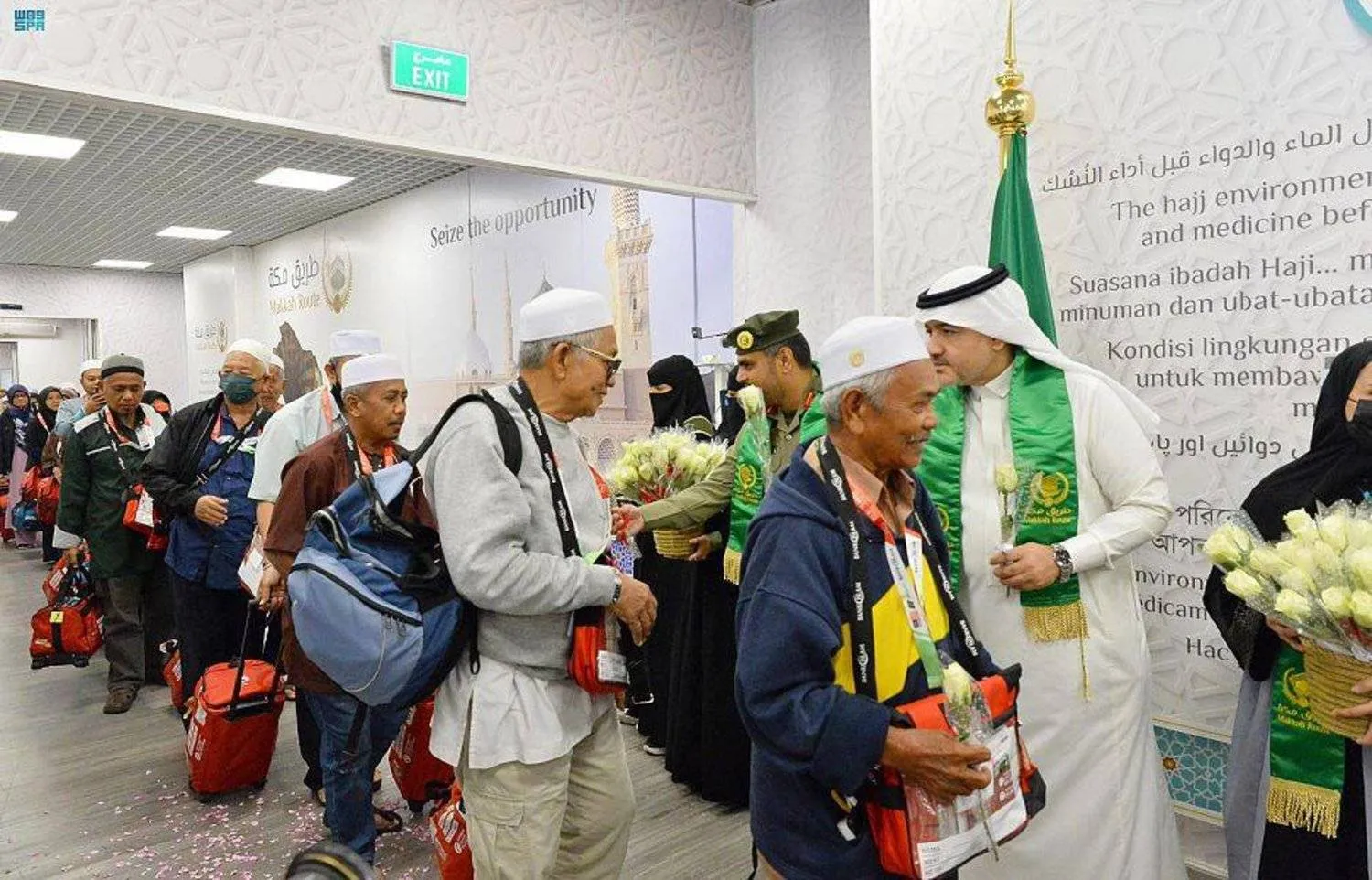 جانب من استقبال أولى رحلات الحجاج المستفيدين من مبادرة «طريق مكة» العام الماضي (واس)