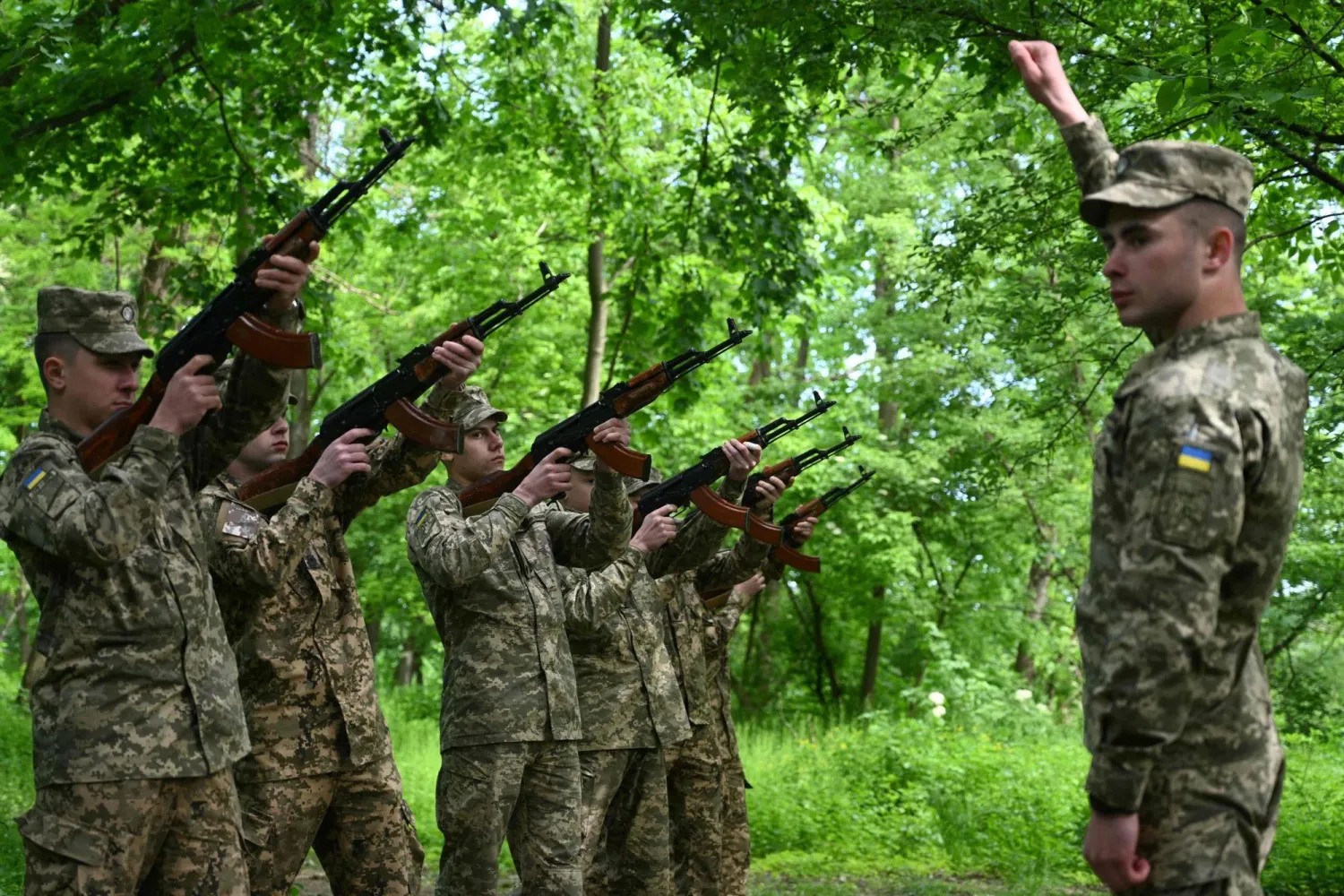 جنود أوكرانيون يستعدون لإطلاق تحية البندقية خلال حفل أقيم في موقع معسكر ستالاغ 328 السابق في مدينة لفيف الأوكرانية في 8 مايو 2024 للاحتفال بمرور 79 عاماً على الانتصار على النازية (أ.ف.ب)