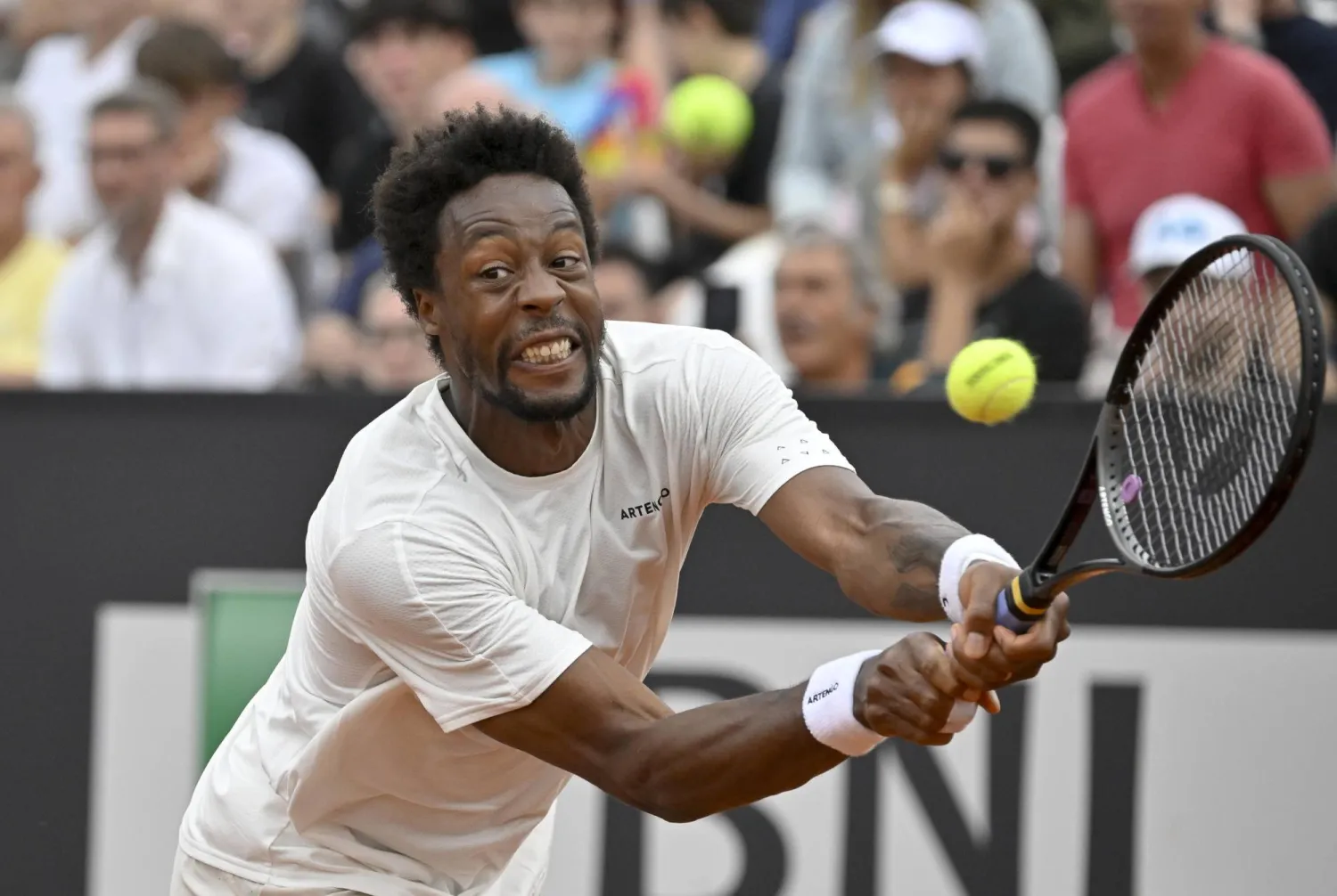 الفرنسي غاييل مونفيس خلال مواجهته أمام البرازيلي تياغو مونتيرو ضمن منافسات دورة روما للتنس (إ.ب.أ)