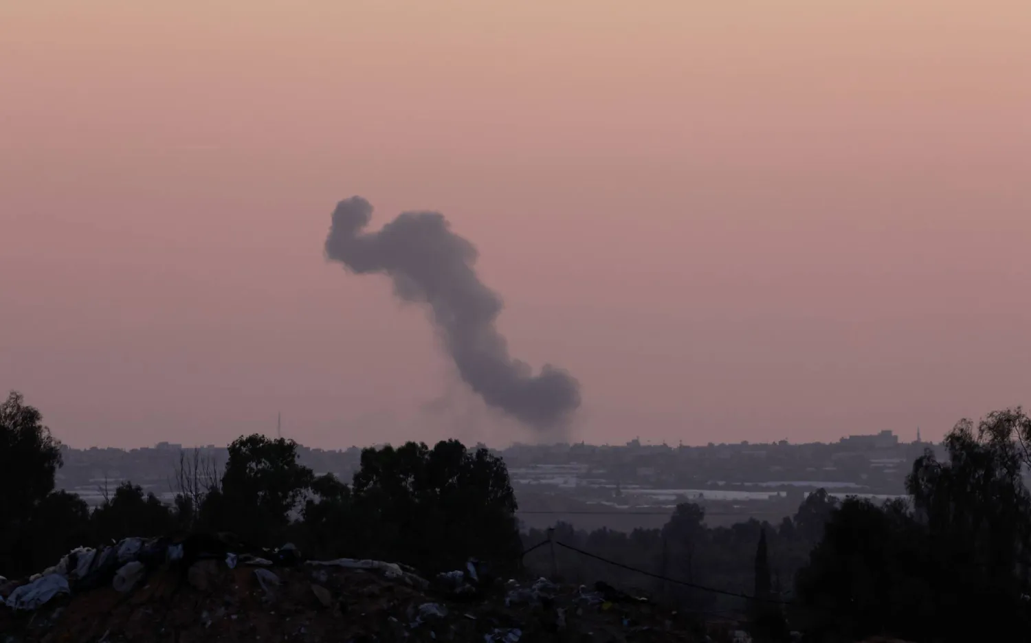 تصاعد الدخان جراء الغارات الإسرائيلية على قطاع غزة (رويترز)