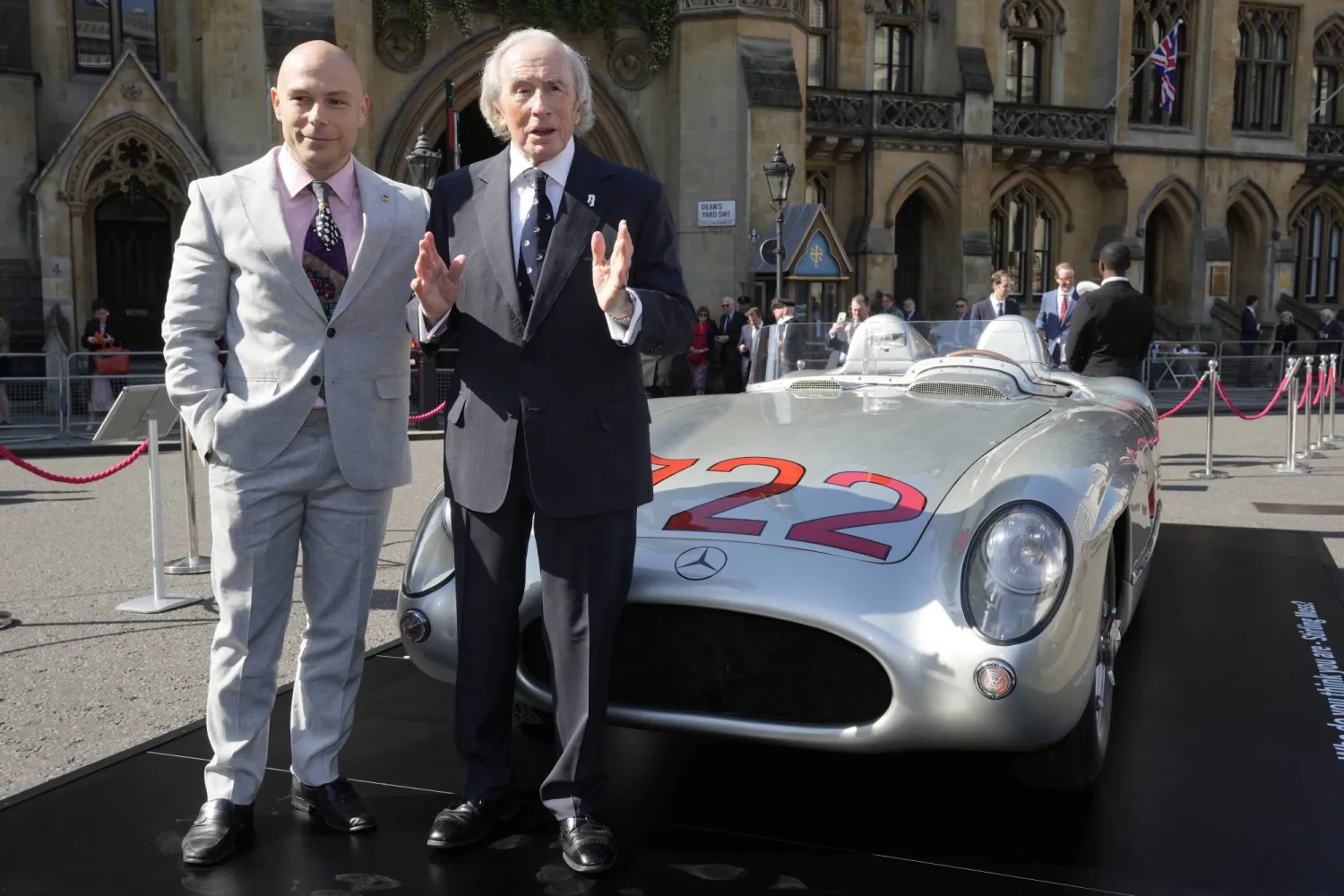 سائق السباقات جاكي ستيوارت (يمين) وإليوت نجل الأسطورة سترلينغ موس (يسار) لدى حديثهما للإعلاميين (أ.ب)