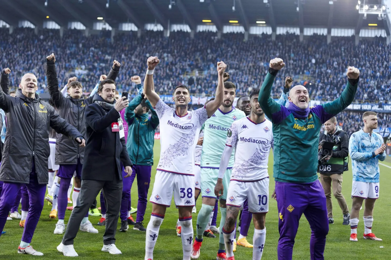 فرحة فيورنتينا الإيطالي عقب التأهل لنهائي دوري المؤتمر الأوروبي (أ.ب)