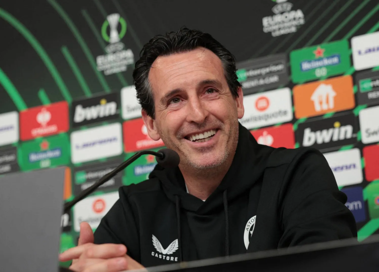 أوناي إيمري مدرب أستون فيلا خلال حديثه في المؤتمر الصحفي (رويترز)