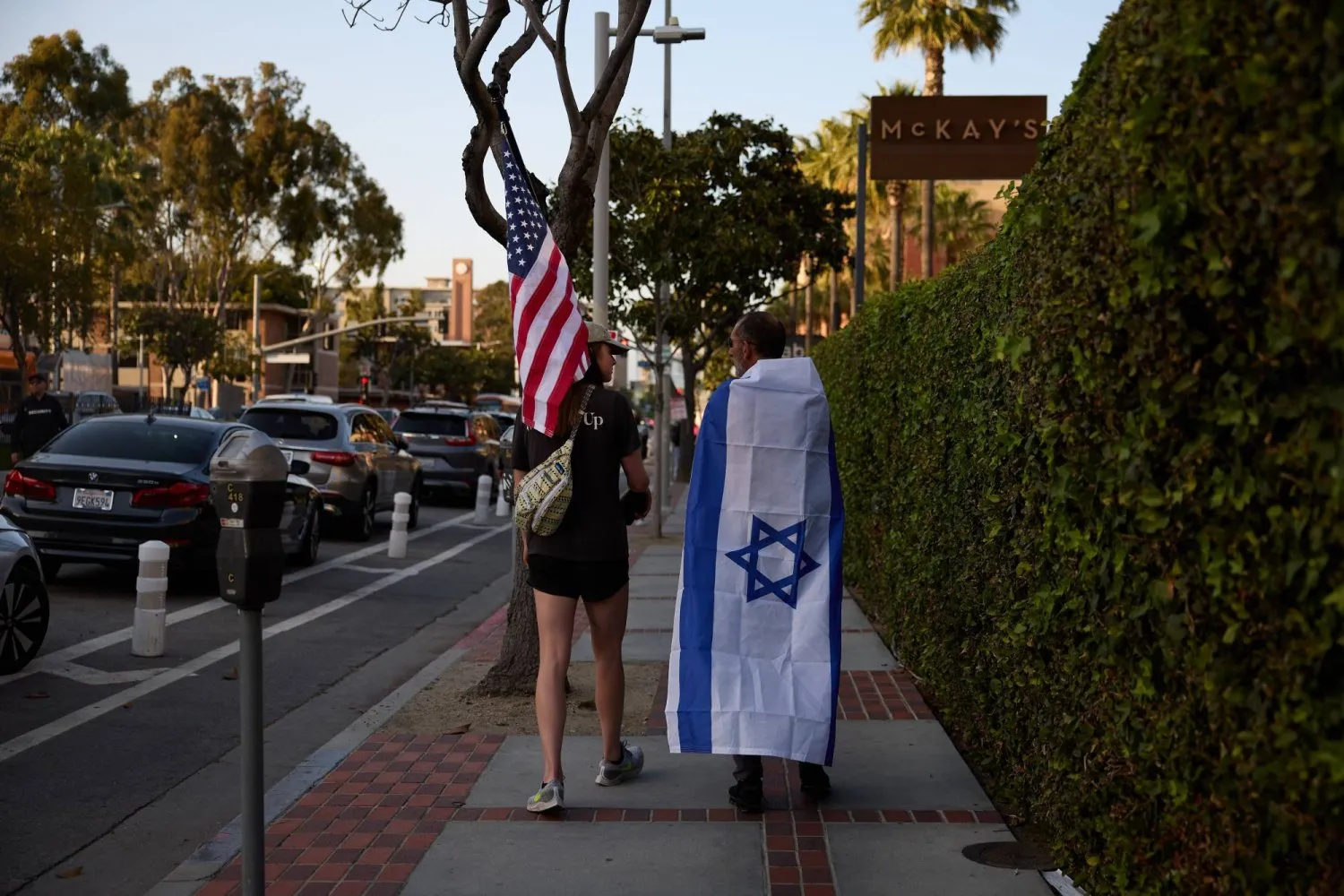 Güney Kaliforniya Üniversitesi önünde dün (çarşamba) düzenlenen İsrail yanlısı mitingin ardından İsrail ve ABD bayrağı taşıyan insanlar (EPA)