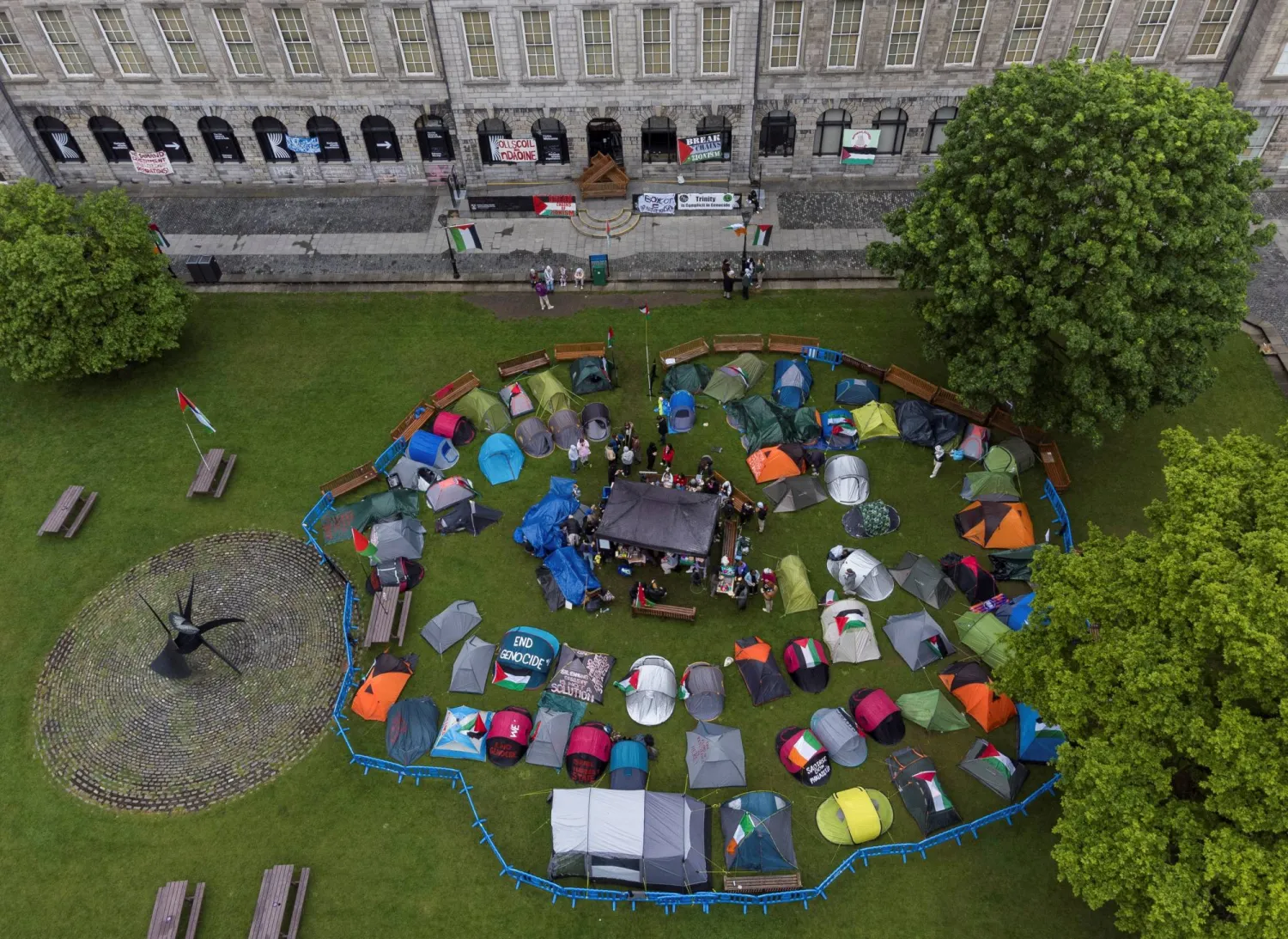 طلاب جامعة ترينيتي كوليدج أول من أمس في دبلن (رويترز)