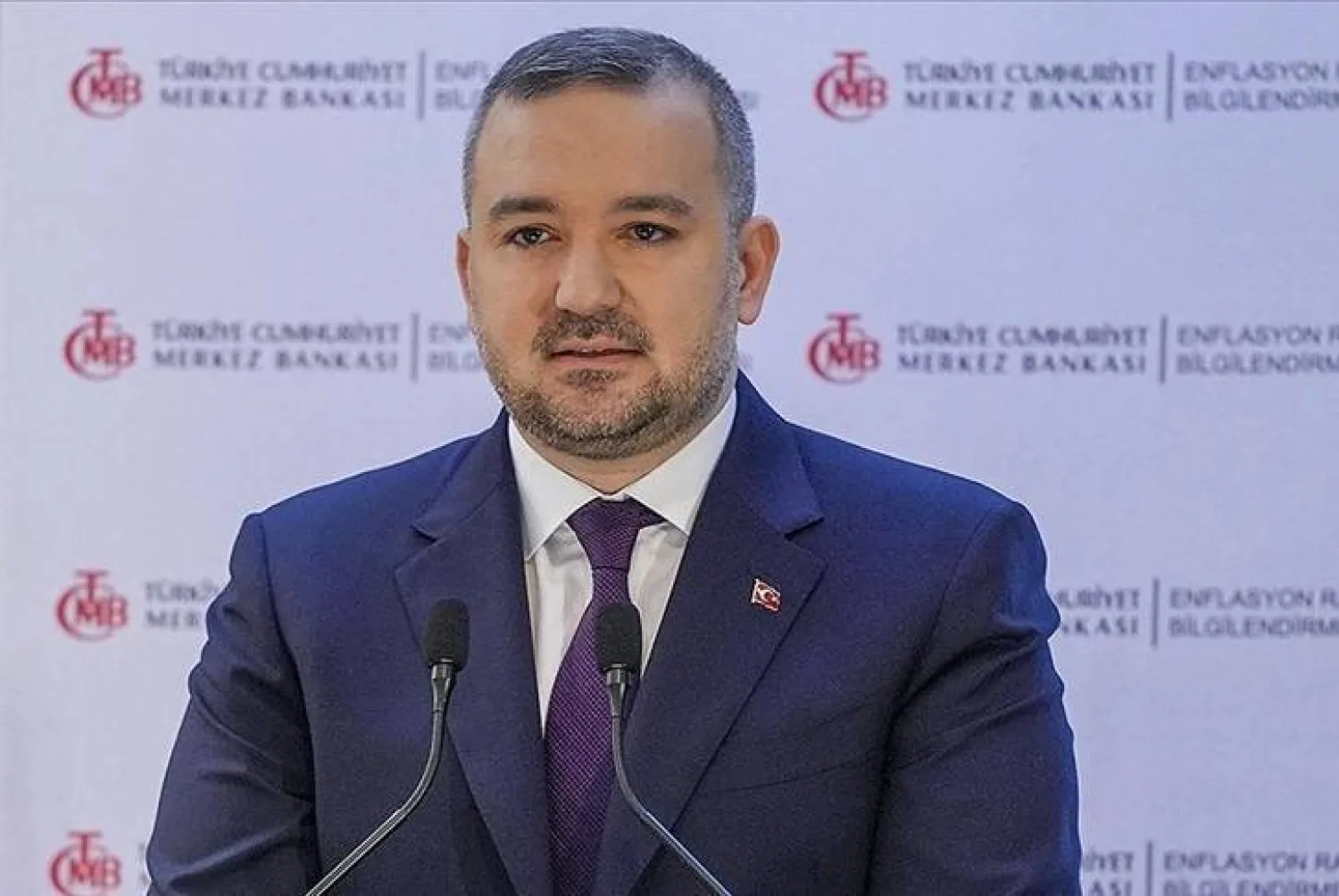 رئيس مصرف تركيا المركزي فاتح كارهان خلال مؤتمر صحافي الخميس لإعلان التقرير الفصلي الثاني حول التضخم (الشرق الأوسط)