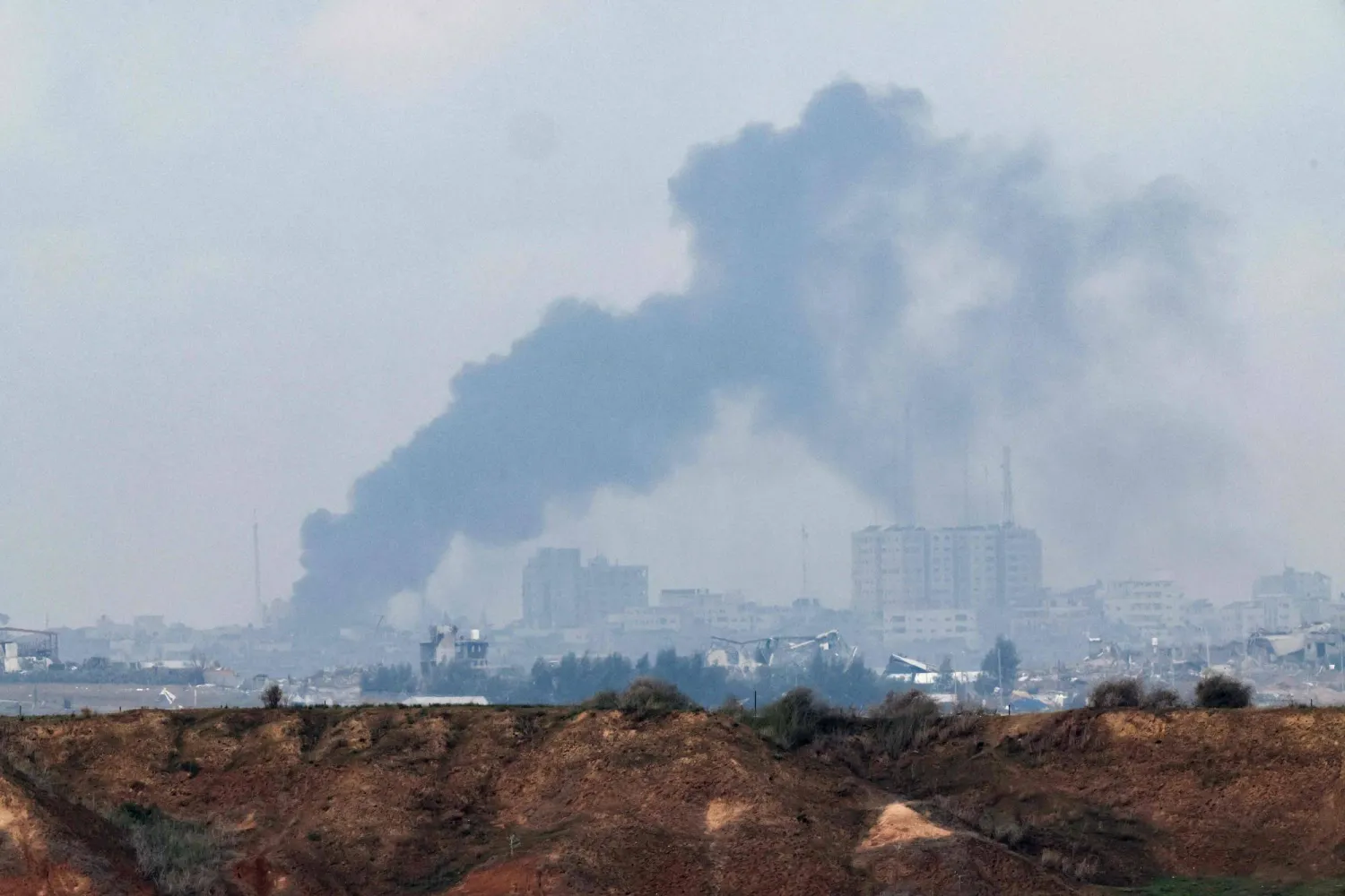 صورة تم التقاطها تظهر الدخان يتصاعد عقب قصف إسرائيلي على قطاع غزة (أ.ف.ب)