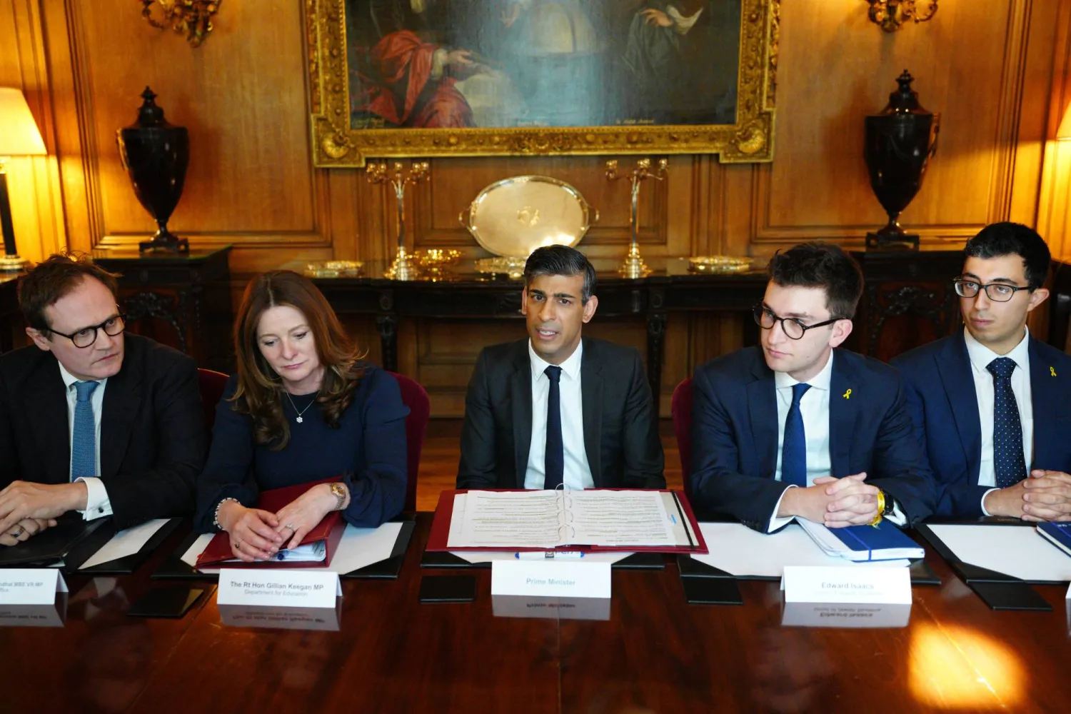 رئيس الوزراء البريطاني ريشي سوناك (في الوسط) يترأس اجتماعاً مع نواب رؤساء الجامعات الرائدة في البلاد وممثلي اتحاد الطلاب اليهود في داونينغ ستريت، لمناقشة الجهود المبذولة لمعالجة معاداة السامية في الحرم الجامعي وحماية الطلاب اليهود، لندن 9 مايو 2024 (د.ب.أ)