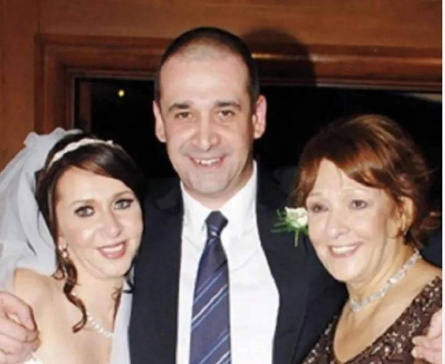 كريم عبد العزيز مع والدته وشقيقته (موقع إي تي بالعربي)