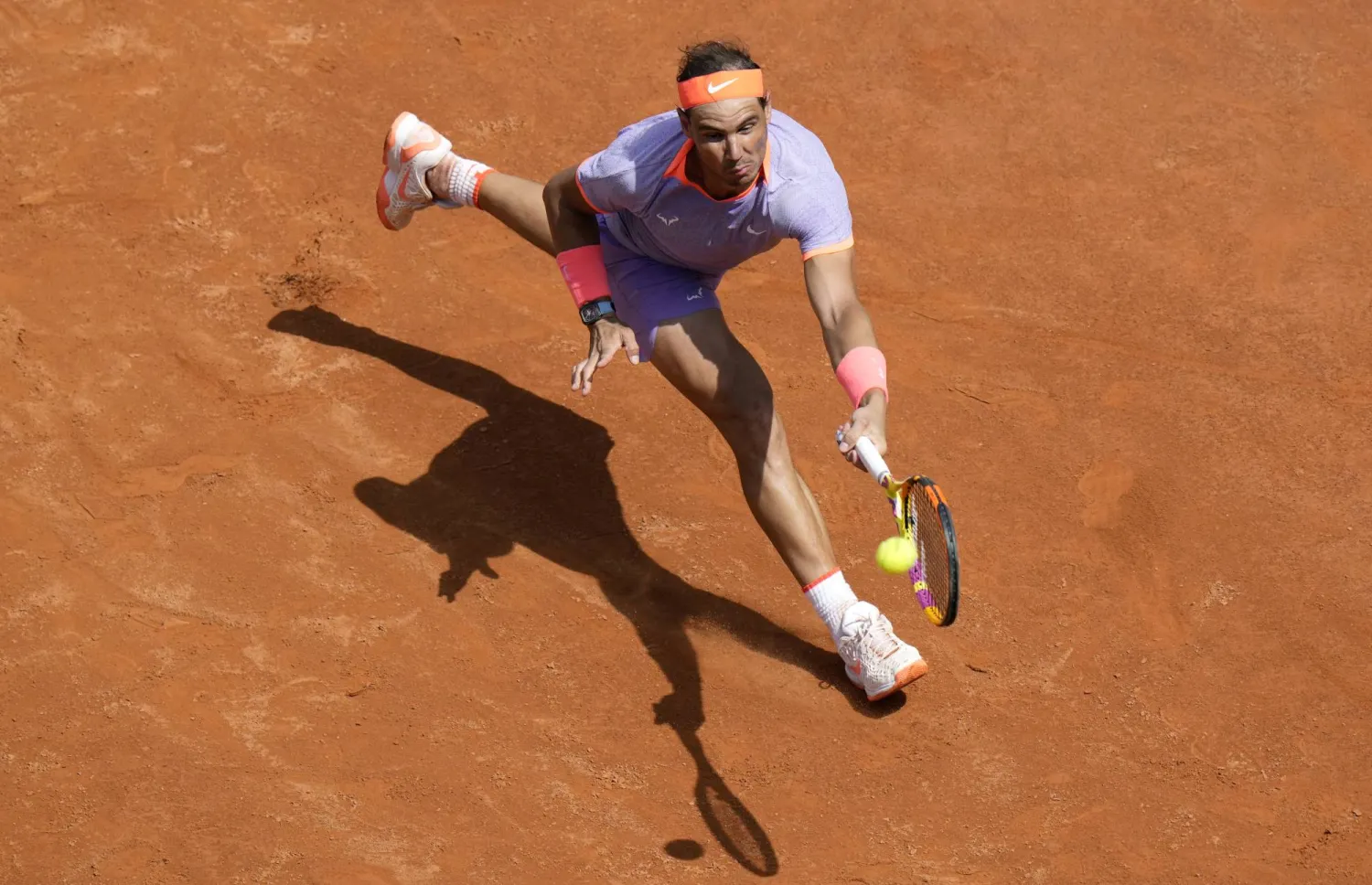 نادال خلال مواجهته البلجيكي زيزو بيرس ضمن منافسات دورة روما للتنس (أ.ب)