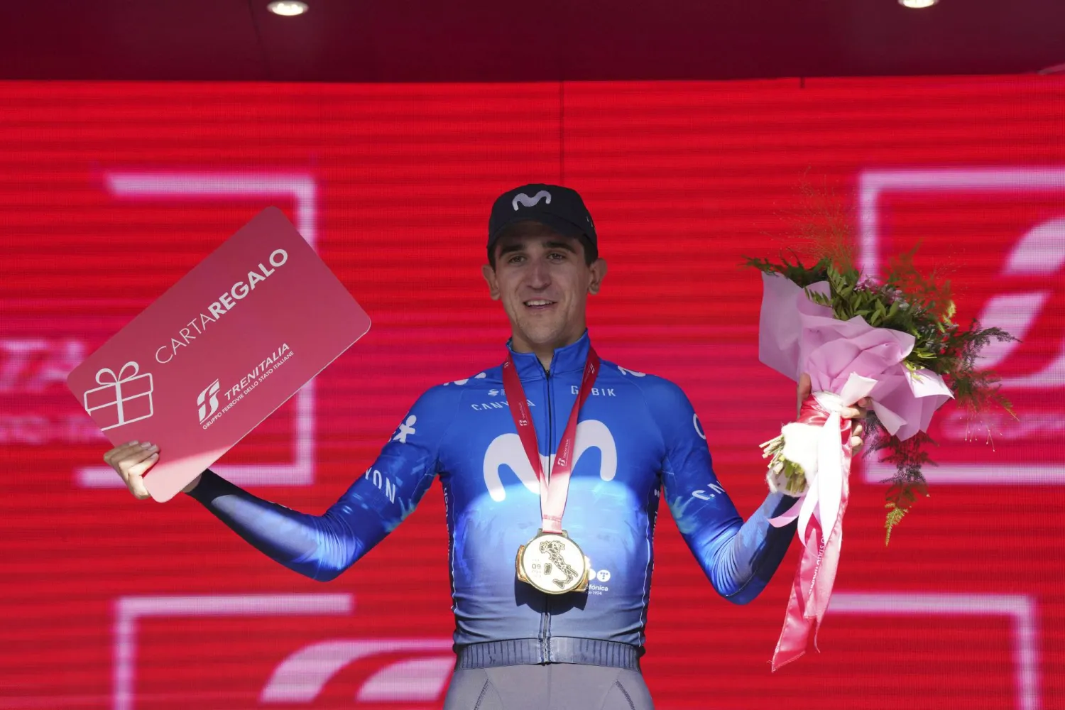 سانشيز متوجاً بفوزه بالمرحلة السادسة من «سباق إيطاليا للدراجات» (أ.ب)