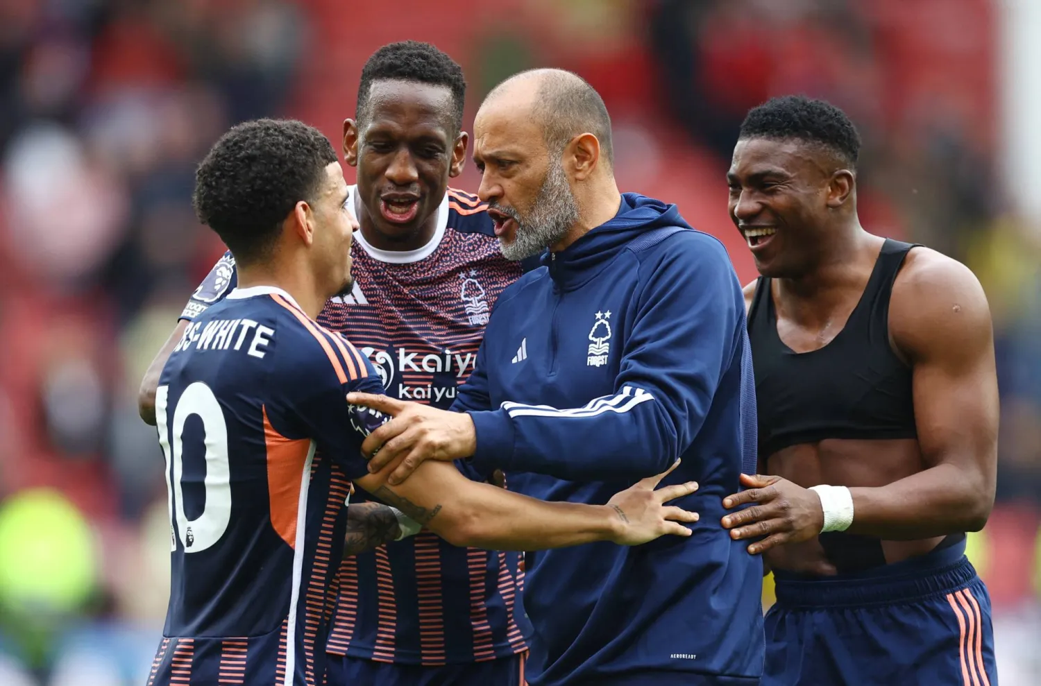 سانتو مدرب نونتغهام يحفز لاعبيه لتفادي الهبوط من دوري الدرجة الأولى الإنجليزي لكرة القدم (رويترز)