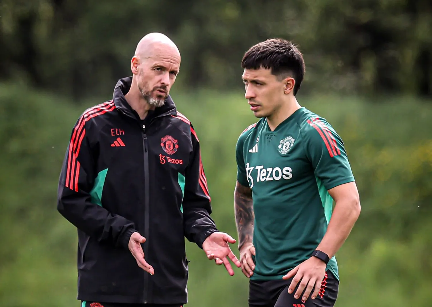 مارتينيز يتلقى توجيهات مدربه تين هاغ خلال تدريبات مانشستر يونايتد الأخيرة (الشرق الأوسط)