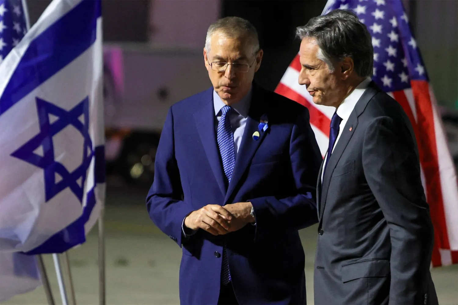 السفير الإسرائيلي لدى الولايات المتحدة مايكل هرتزوغ مع وزير الخارجية الأميركي أنتوني بلينكن (أ.ف.ب)