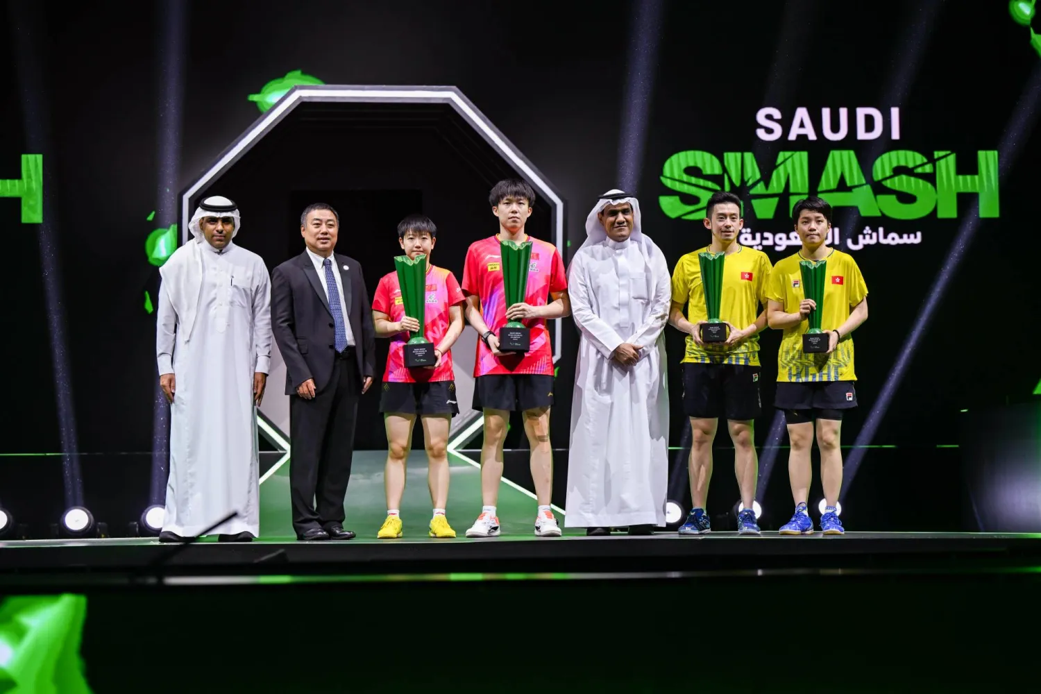من مراسم تتويج الفائزين في فئة زوجي المختلط لبطولة سماش السعودية 2024 المقامة في جدة (الشرق الأوسط)