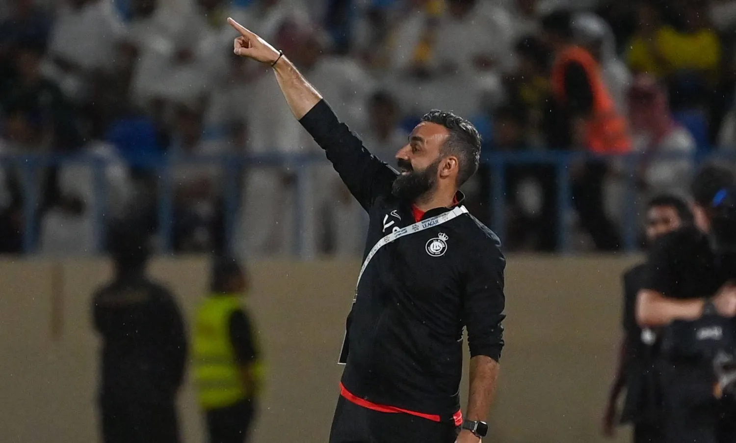 البرتغالي فيتور سيفرينو مساعد مدرب فريق النصر (تصوير: علي خمج) 