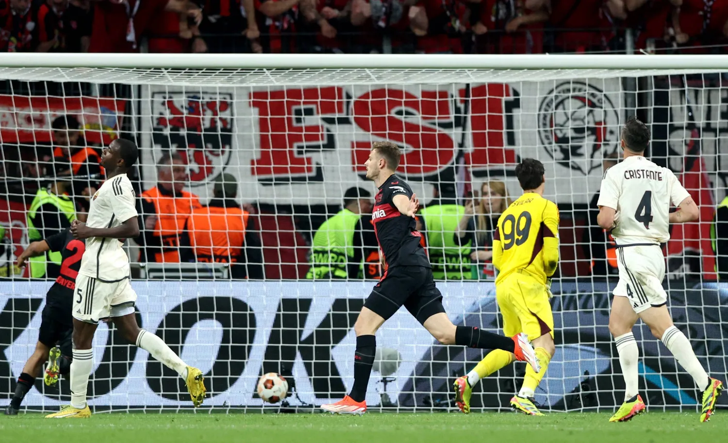 ستانشيتش لاعب الليفركوزن ينطلق فرحاً بهدفه في مرمى روما والتأهل للنهائي الأوروبي (رويترز)