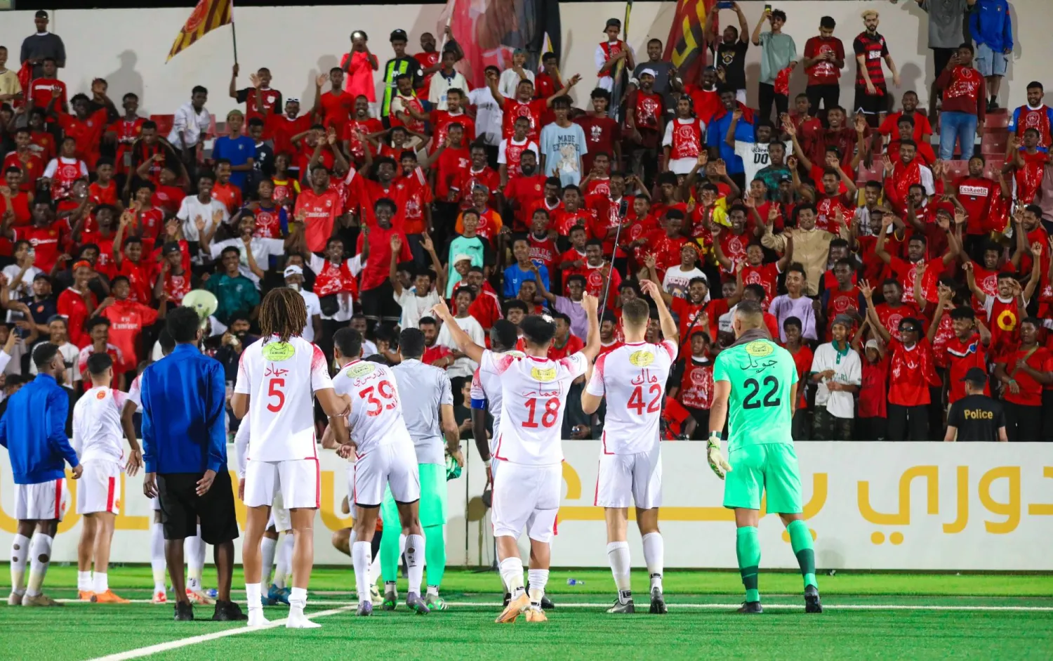 لاعبو القادسية يحتفلون مع جماهير الفريق (نادي القادسية)