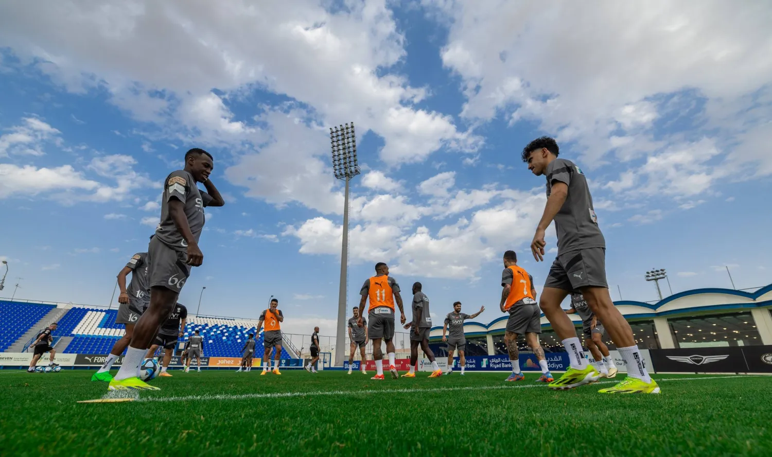 لاعبو الهلال خلال التدريبات التحضيرية للحزم (نادي الهلال)