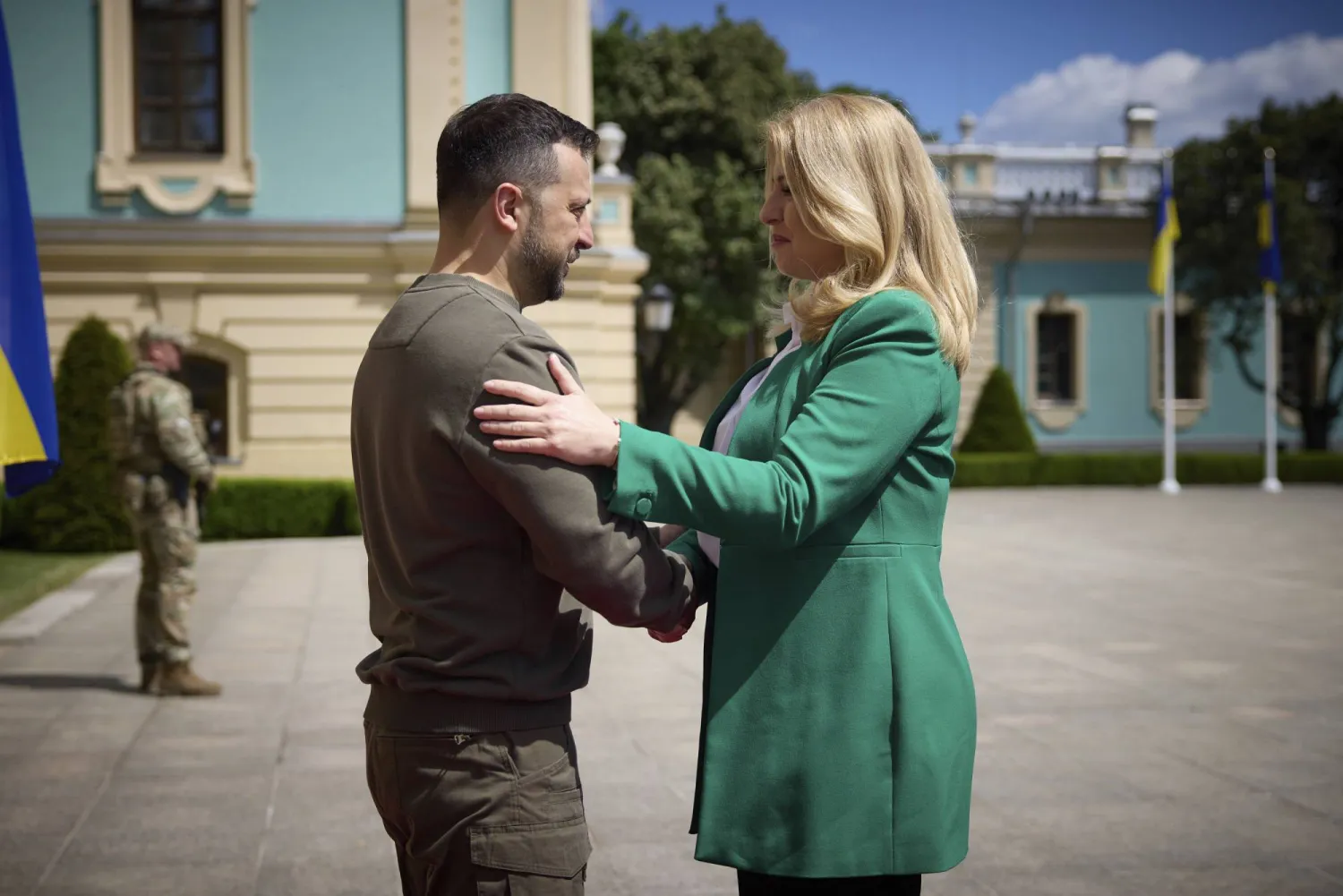 زيلينسكي مع رئيسة البرلمان الأوروبي روبرتا ميتسولا في العاصمة كييف (أ.ف.ب)