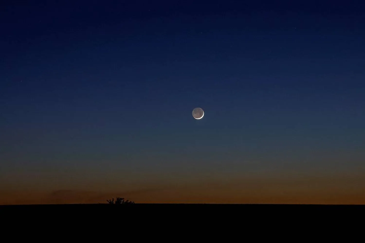  A new moon rises over smoke appeared after military strikes at a front line, amid Russia's attack on Ukraine, in Donetsk region, Ukraine May 09, 2024. (Reuters)