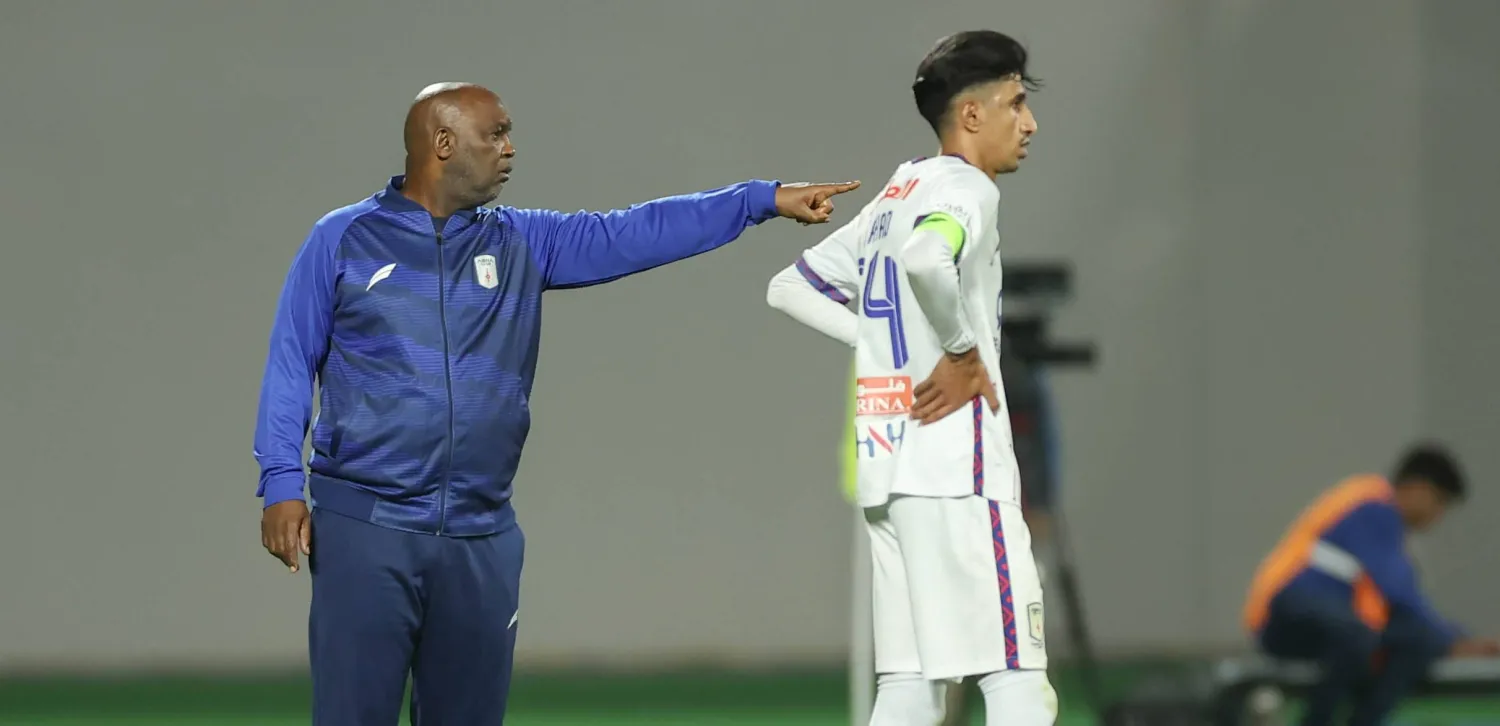 الجنوب أفريقي بيتسو موسيماني المدير الفني لفريق أبها (تصوير: عدنان مهدلي)