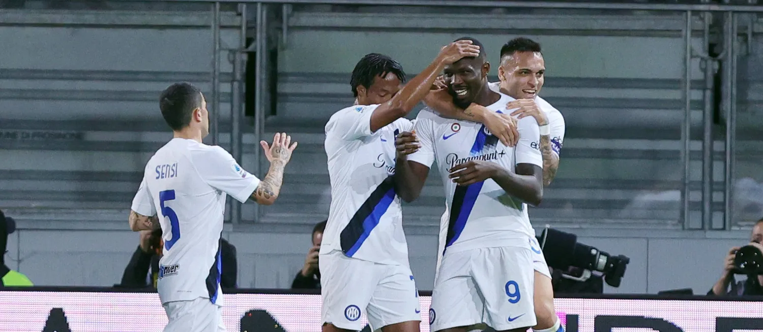 لاعبو إنتر يحتفلون بأحد أهدافهم في مرمى فروزينوني (إ.ب.أ)