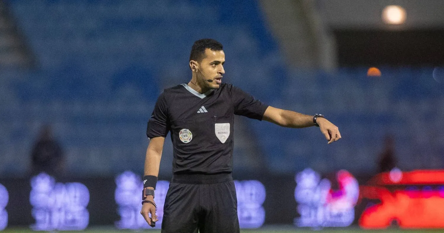 الحكم ممدوح آل شهدان الذي أدار مواجهة الخليج والوحدة (تصوير: عيسى الدبيسي) 