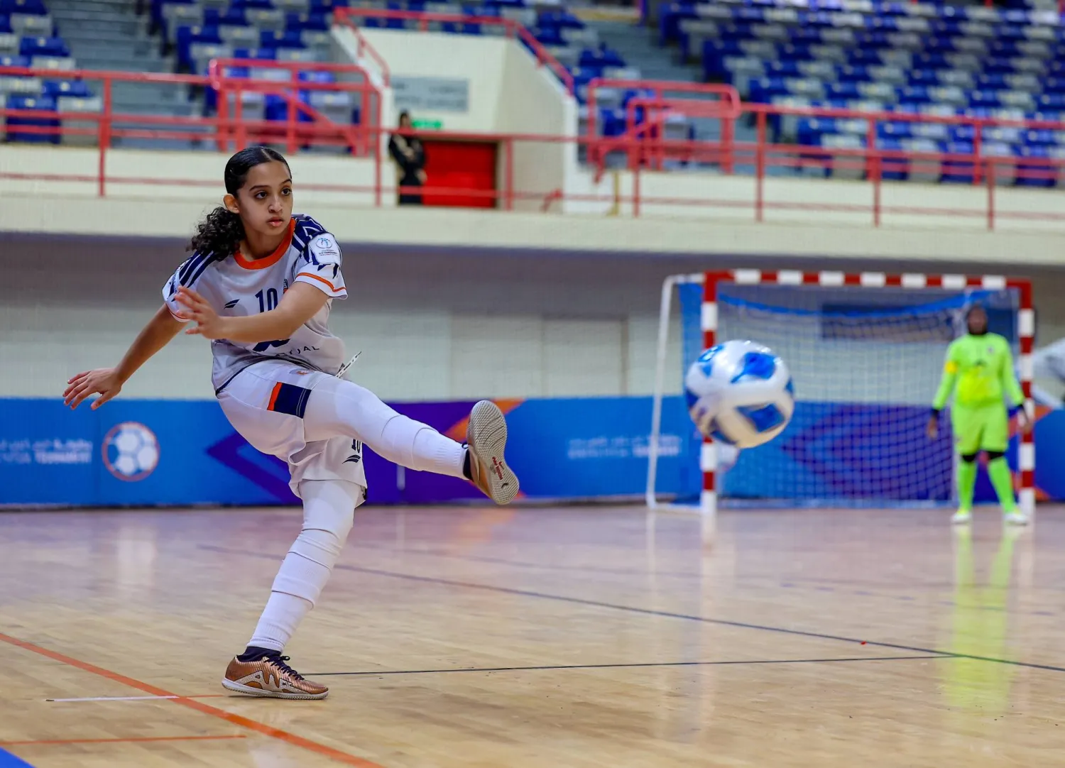 لاعبة تسدد الكرة خلال منافسات النسخة الحالية من بطولة الصالات للسيدات (الشرق الأوسط)