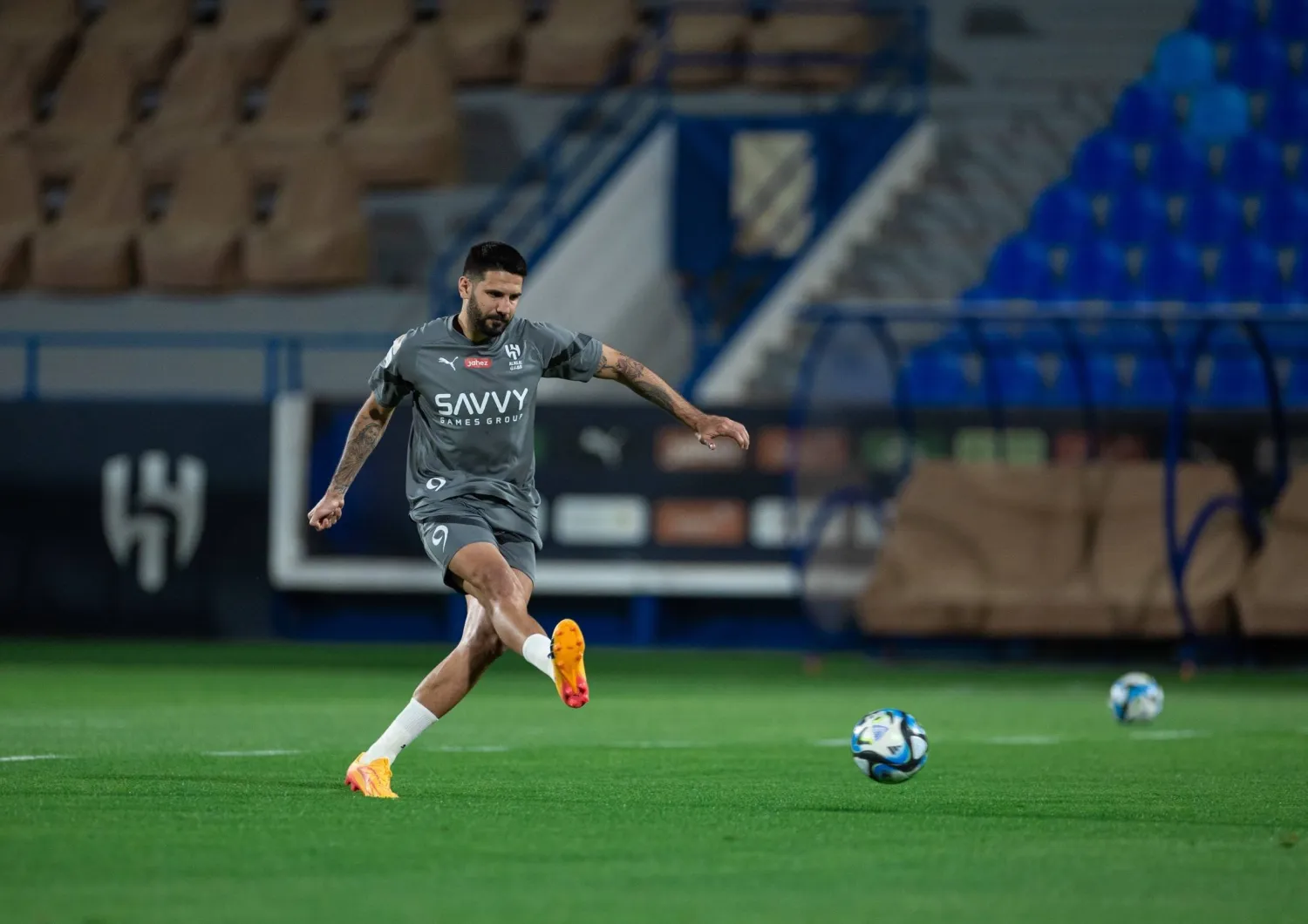 ميتروفيتش يسدد الكرة خلال تدريبات الهلال الأخيرة (الهلال)