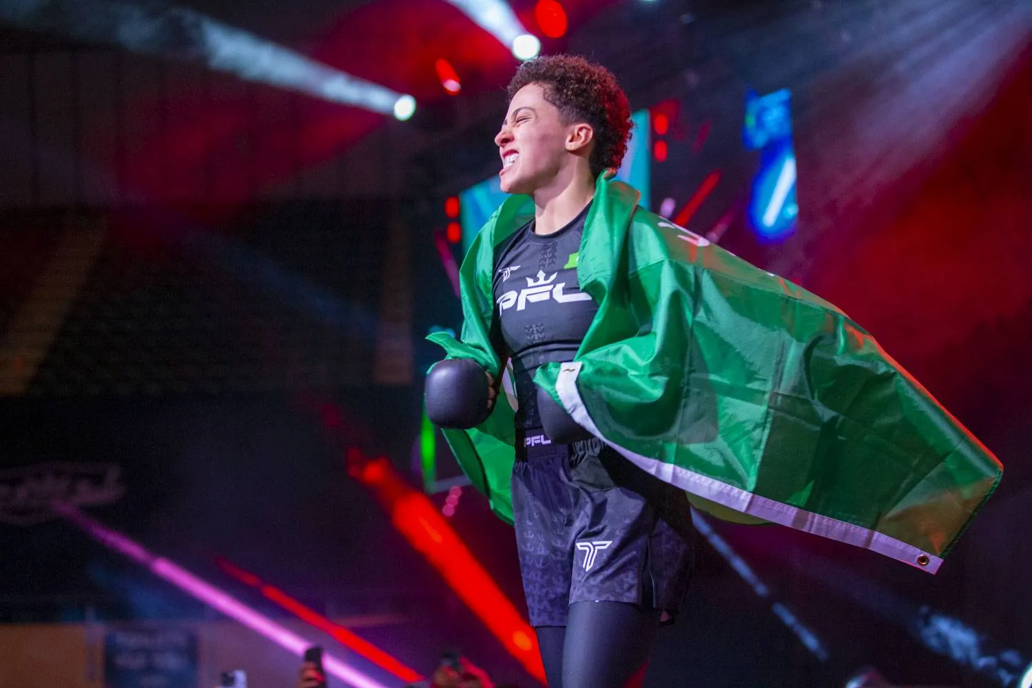 المقاتلة السعودية شيماء السيف لحظة دخولها قفص القتال (تصوير: سعد الدوسري)