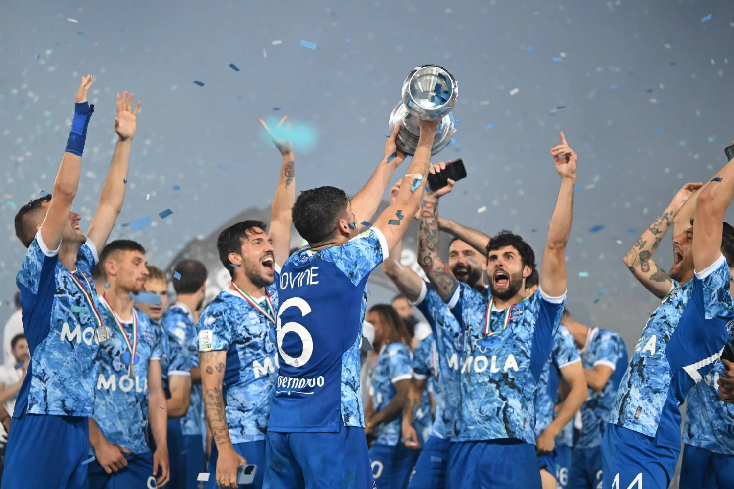 لاعبو كومو يحتفلون بالعودة إلى دوري الدرجة الأولى الإيطالي (غيتي)