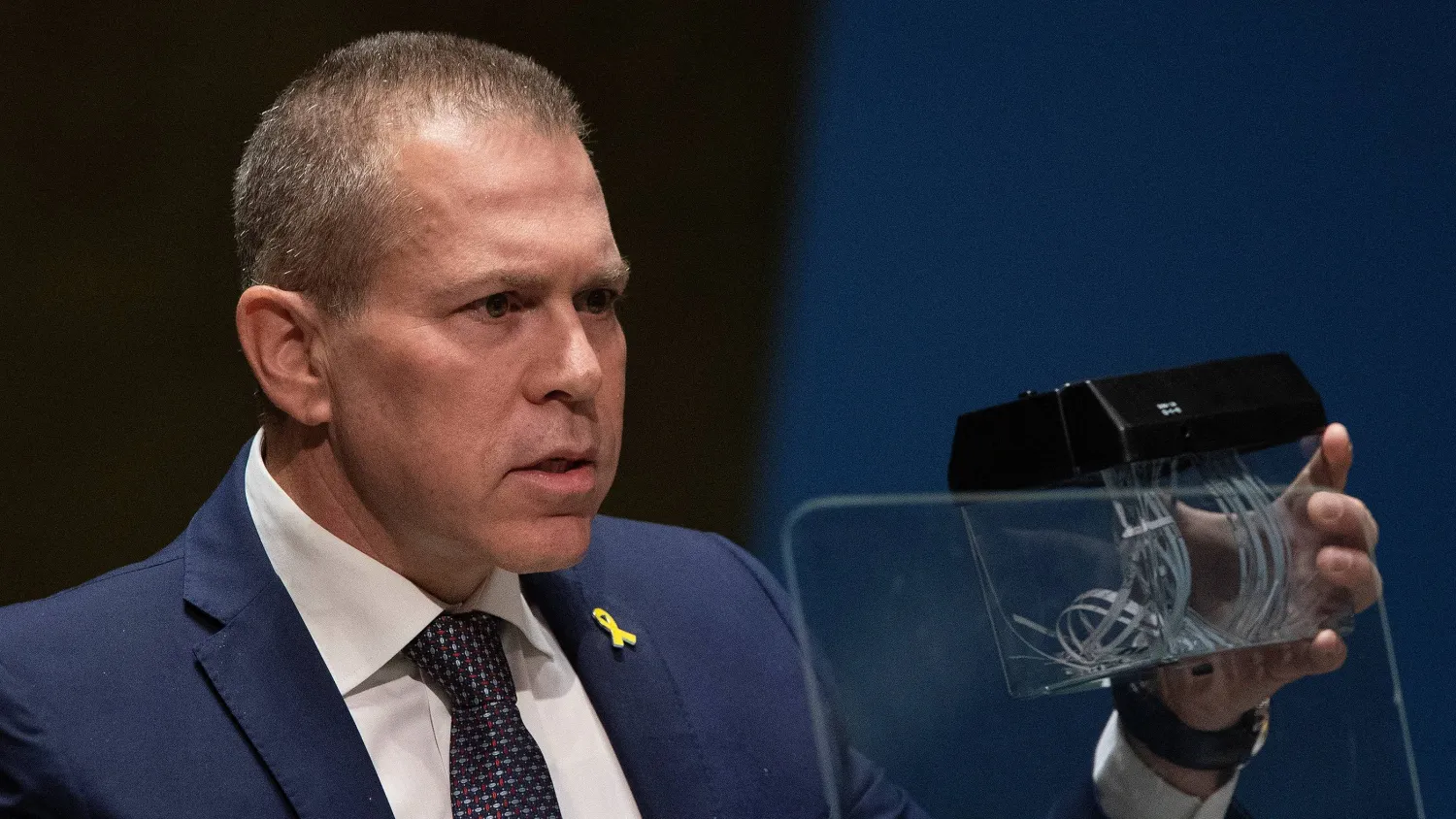 مندوب إسرائيل لدى الأمم المتحدة جلعاد إردان يستعين بآلة تمزيق صغيرة نسخة من ميثاق الأمم المتحدة (رويترز)