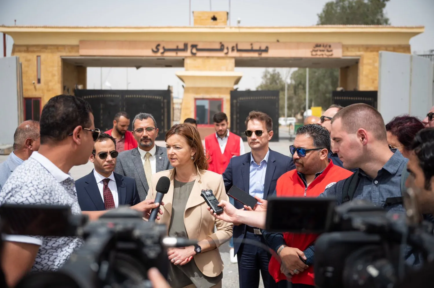 تانيا فايون خلال حديثها لوسائل الإعلام أمام معبر رفح (حسابها على «إكس»)