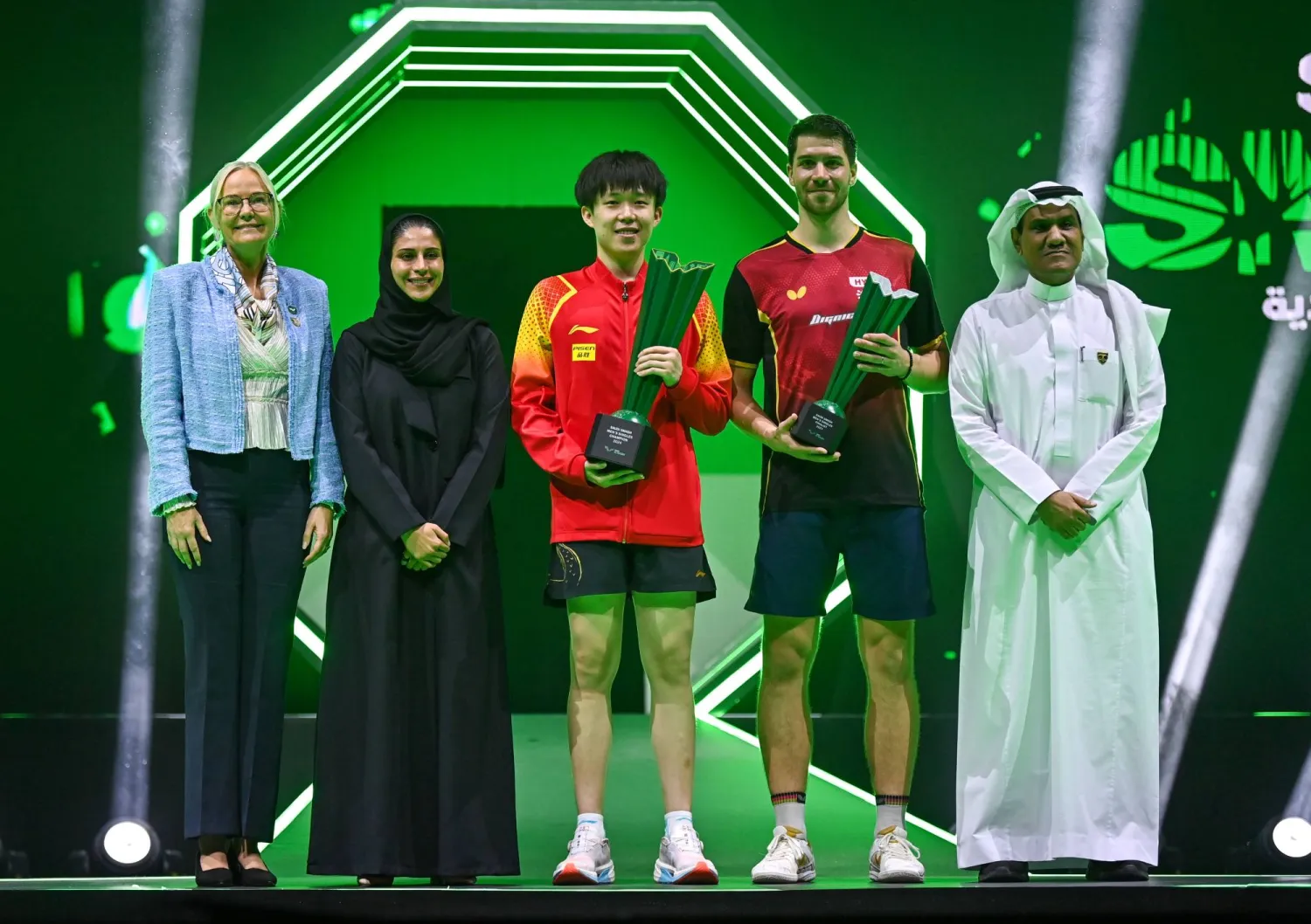 البطل الصيني ونظيره الألماني على منصة تتويج «سماش السعودية» (تصوير: علي خمج)