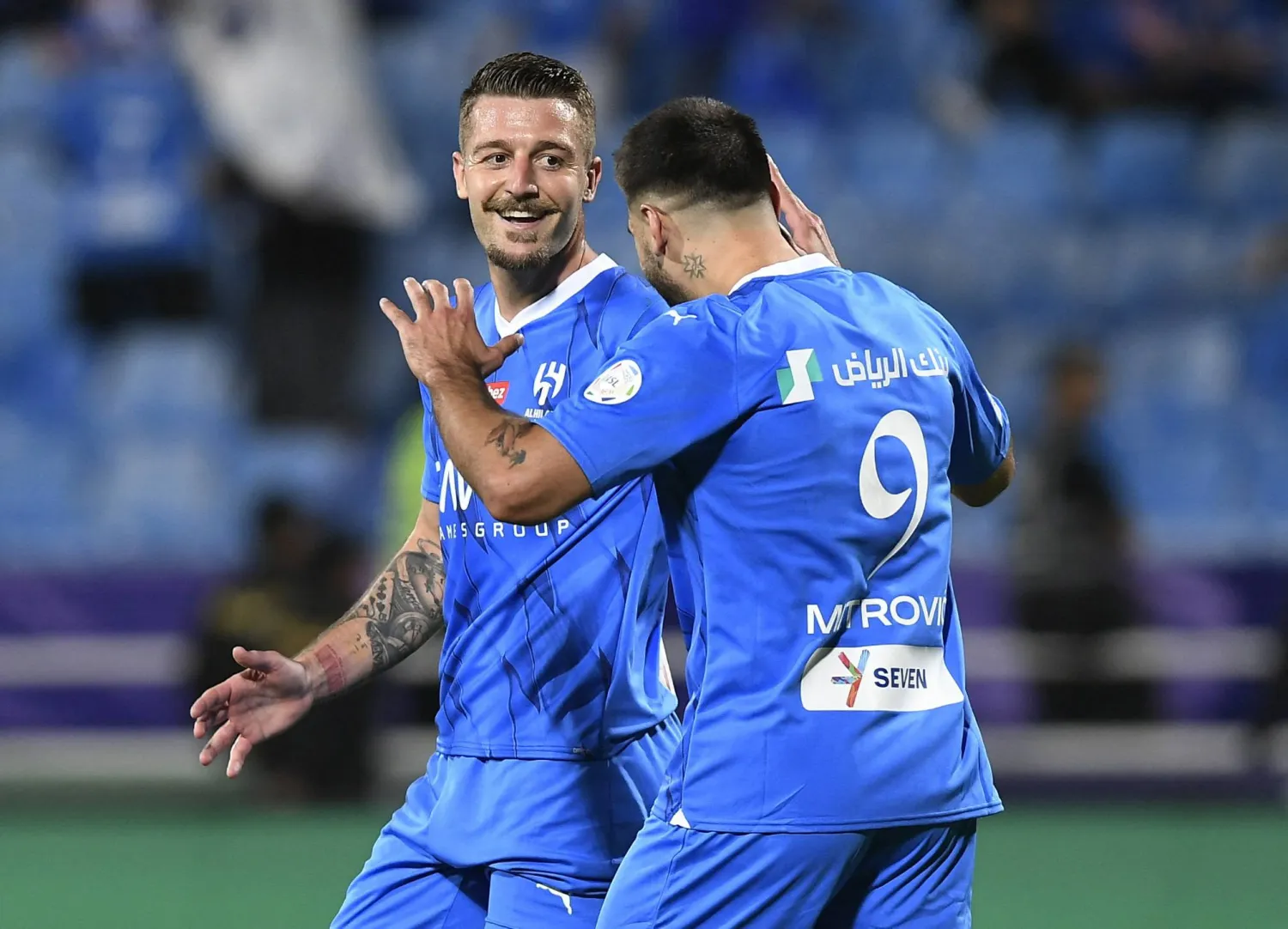 لاعبو الهلال يحتفلون بتسجيل أحد الأهداف (رويترز)
