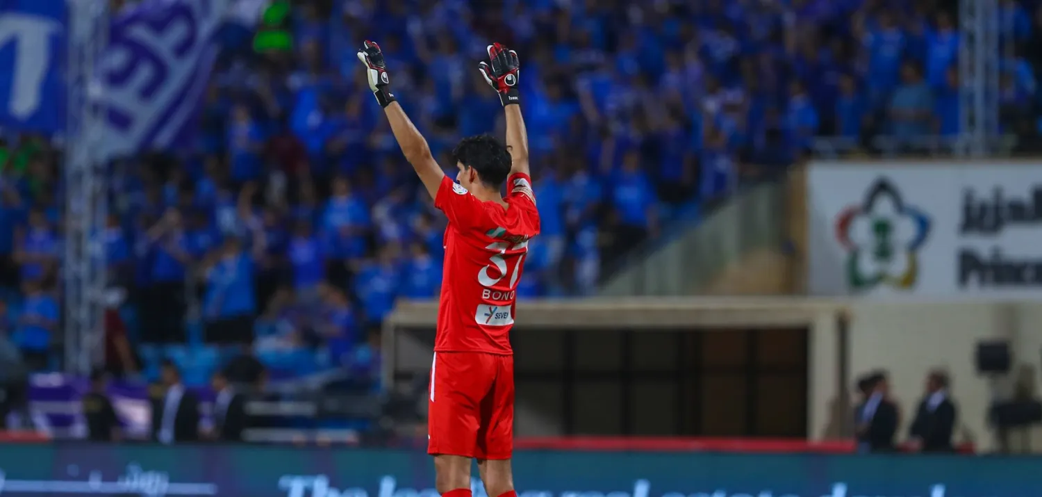 بونو خلال مشاركته في مباراة الحزم اليوم السبت (الهلال)