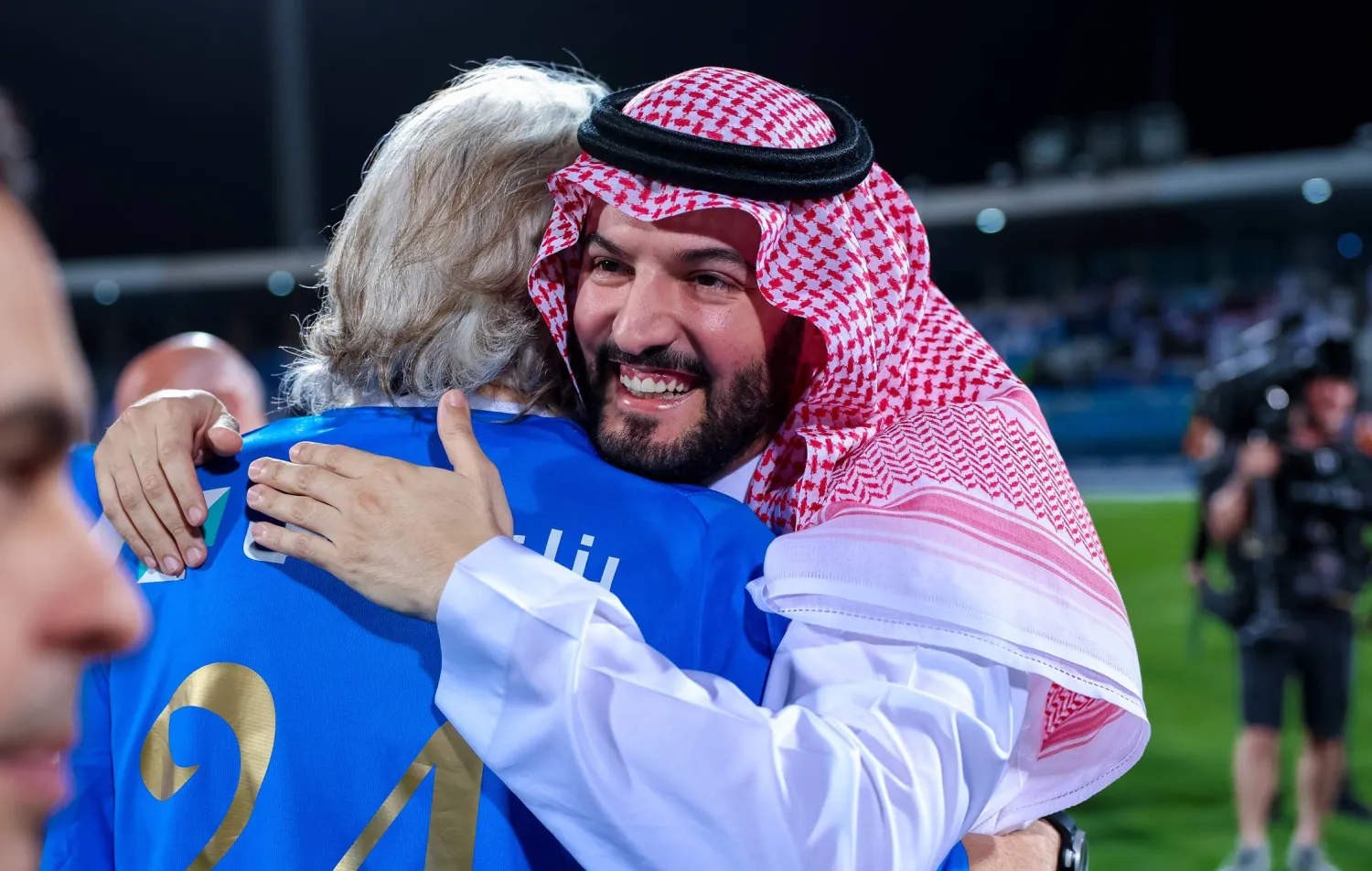 فهد بن نافل في عناق مع المدرب خيسوس (نادي الهلال)