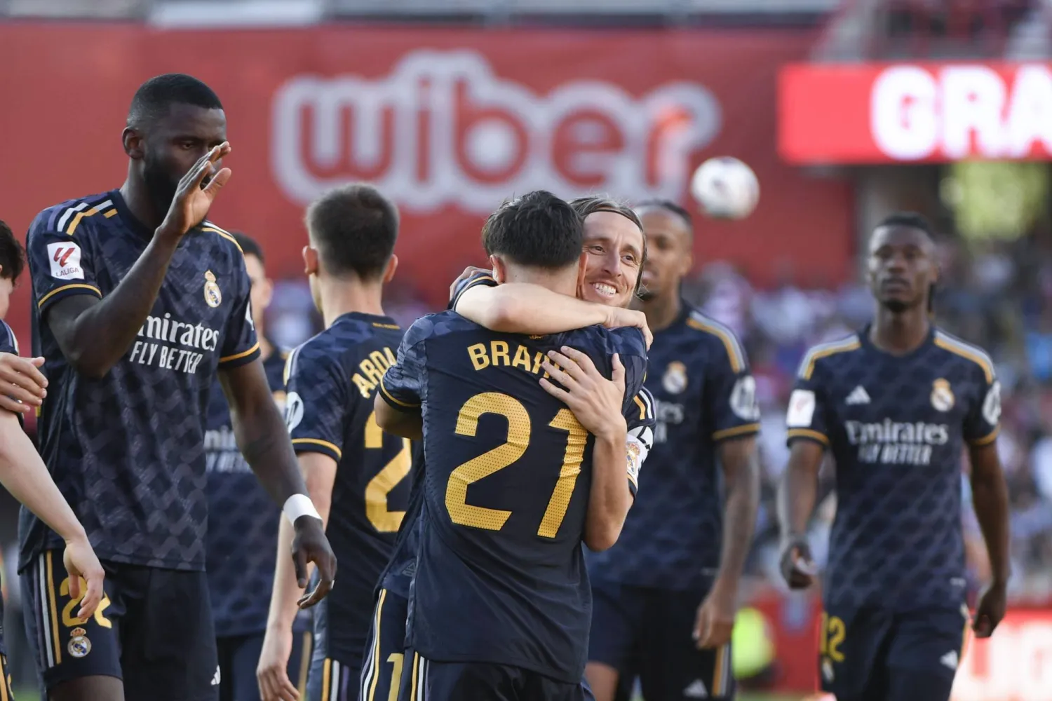 لاعبو الريال يحتفلون بأحد أهدافهم في غرناطة (إ.ب.أ)