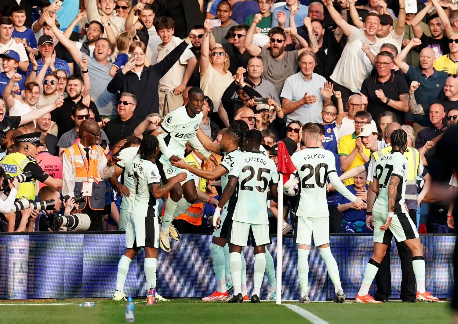 لاعبو تشيلسي يحتفلون بهدف الفوز على نوتنغهام (د.ب.أ)